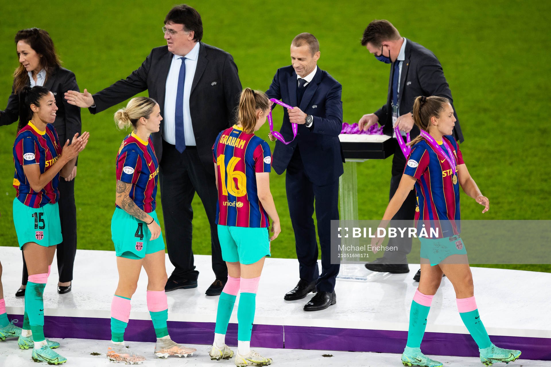 Caroline Graham Hansen of Barcelona receives her gold medal