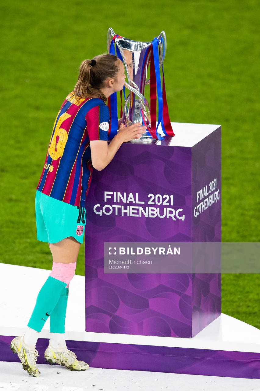 Caroline Graham Hansen of Barcelona kisses the trophy