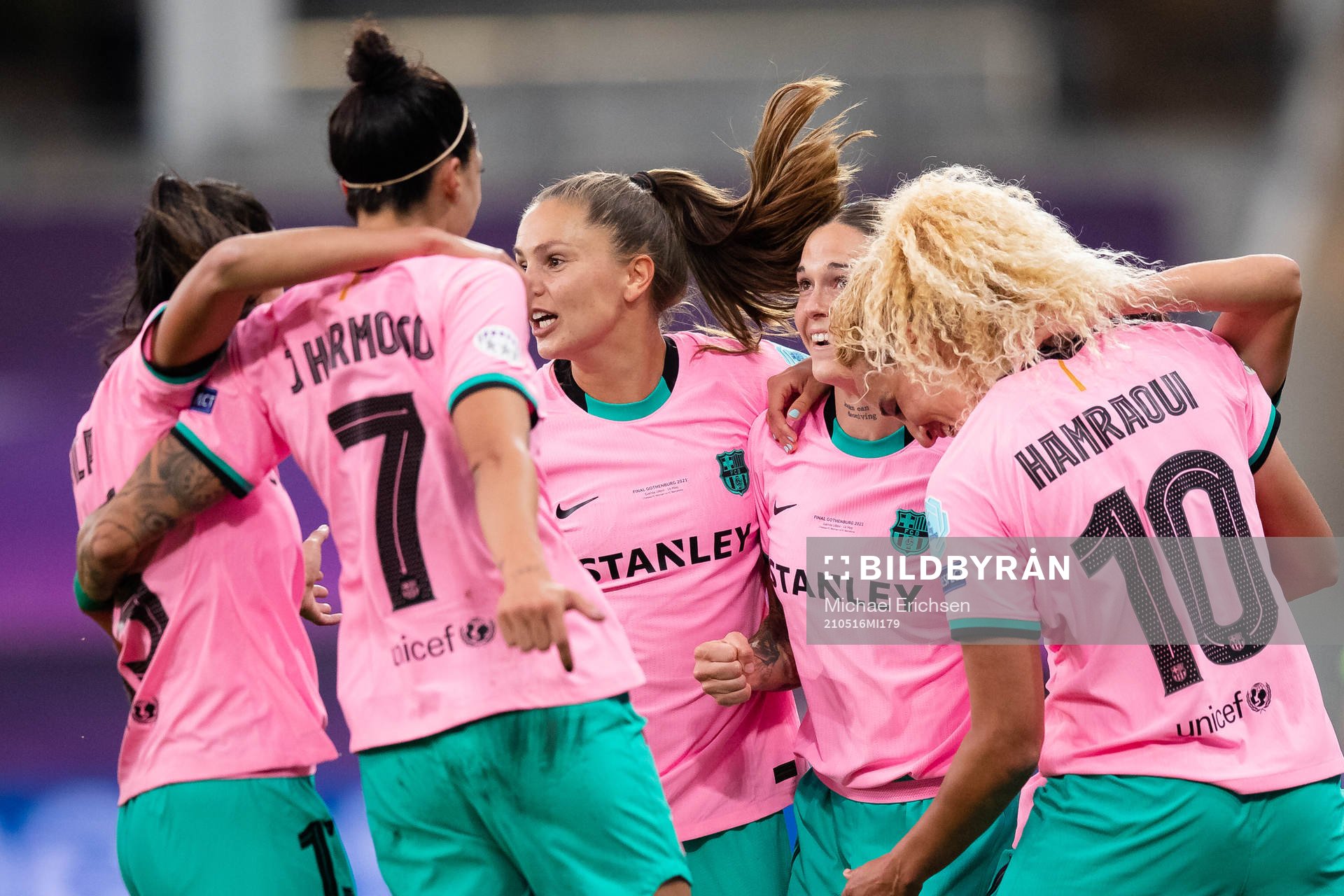 Aitana Bonmati celebrates scoring 0-3 with team mates