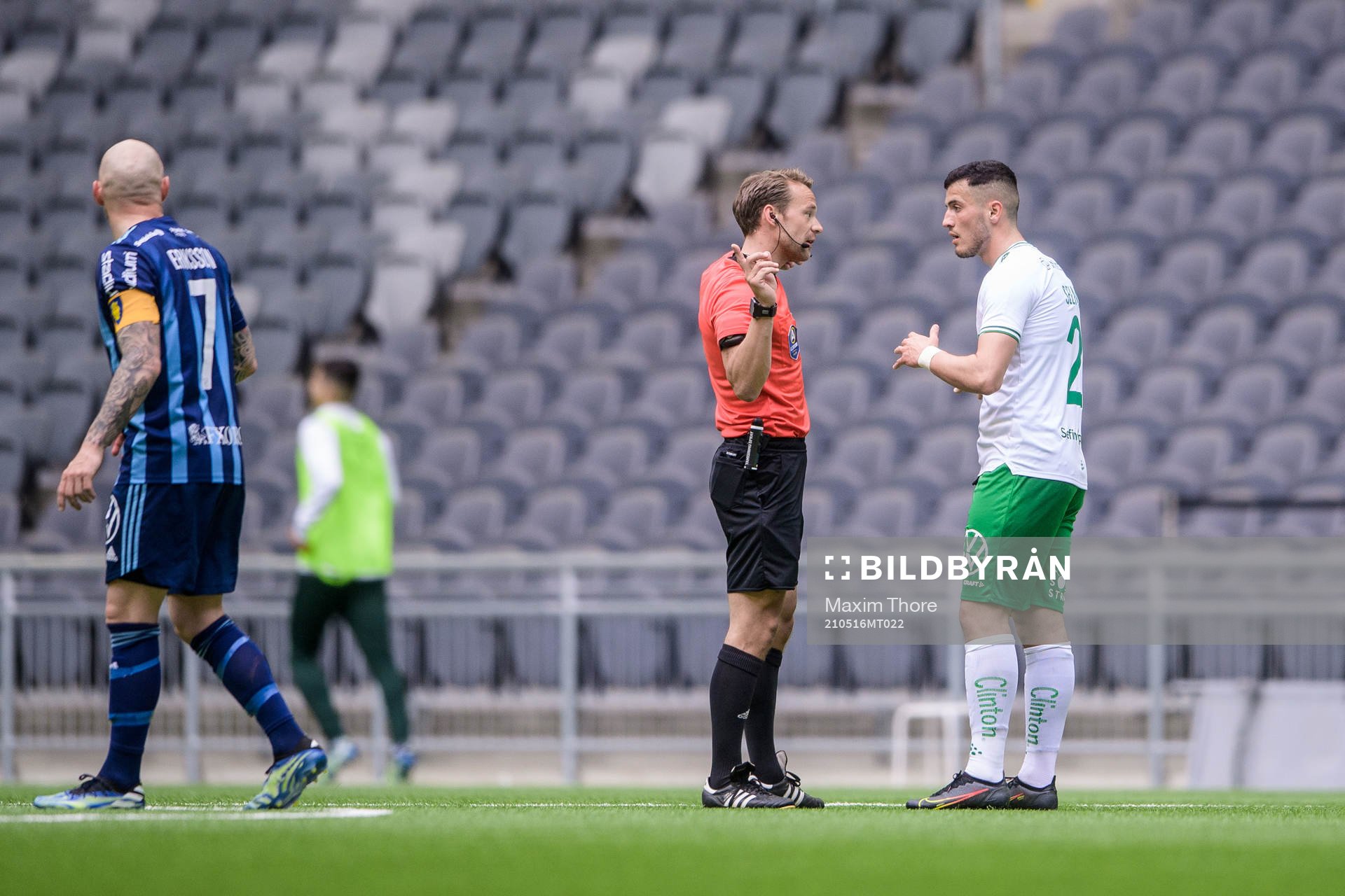 domare Kristoffer Karlsson och Hammarbys Astrit Selmani