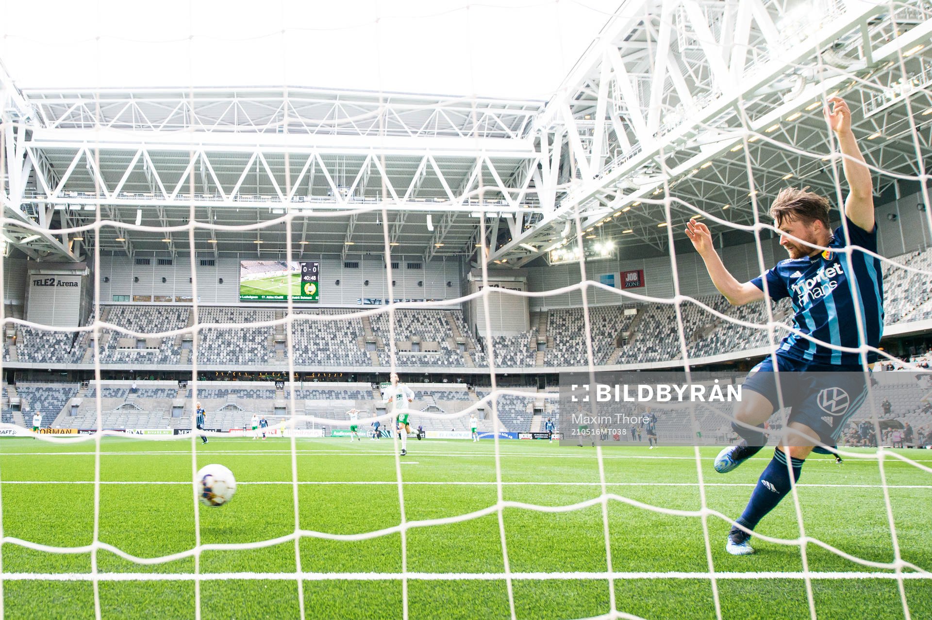 Djurgårdens Jacob Une Larsson räddar en boll