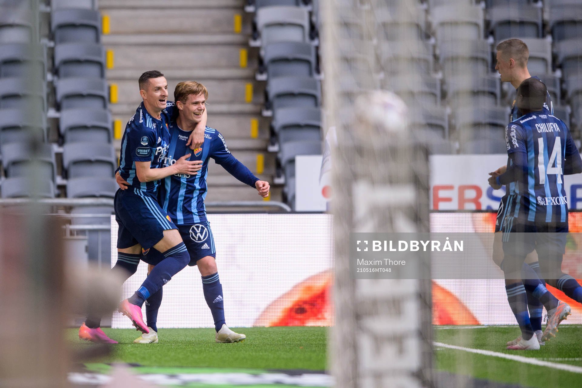 Djurgårdens Haris Radetinac och Hampus Finndell jublar