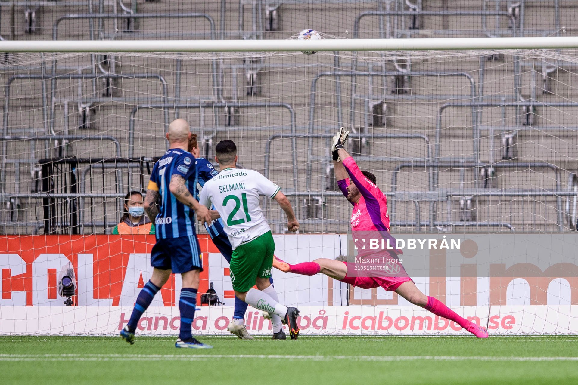 Hammarbys Astrit Selmani gör 2-2 på Djurgårdens målvakt