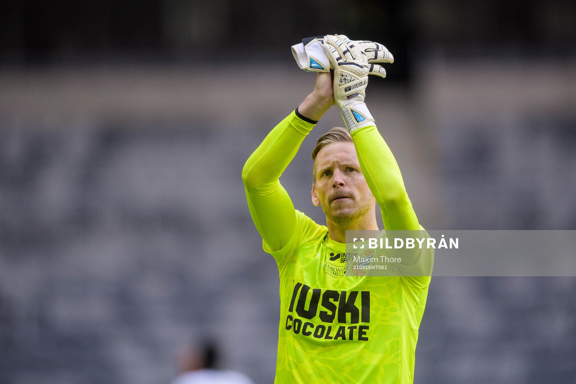 Hammarbys målvakt David Ousted tackar publiken