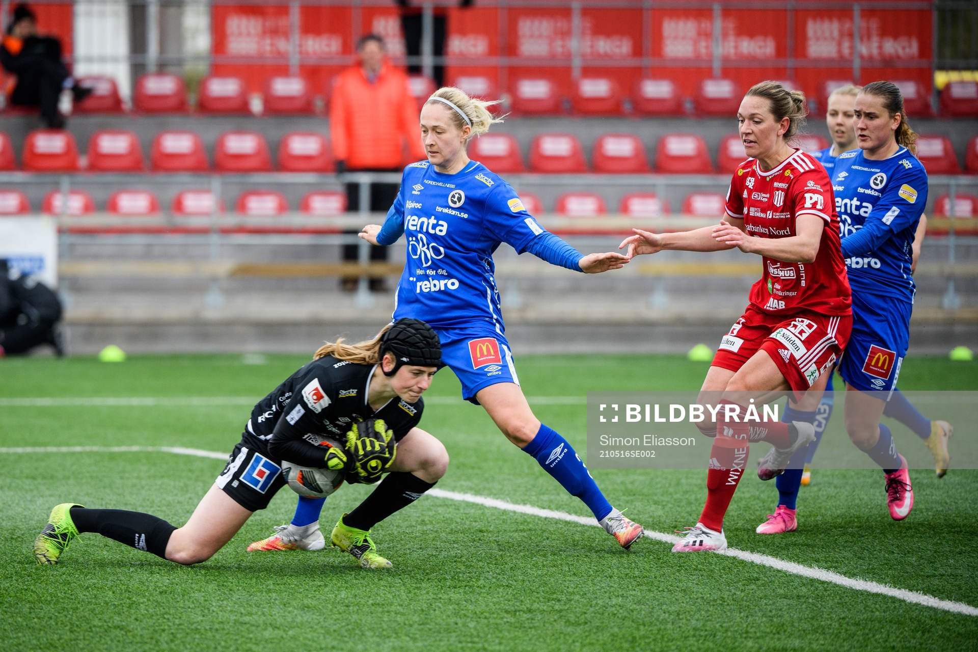 Örebros målvakt Tove Enblom och Sanna Kullberg