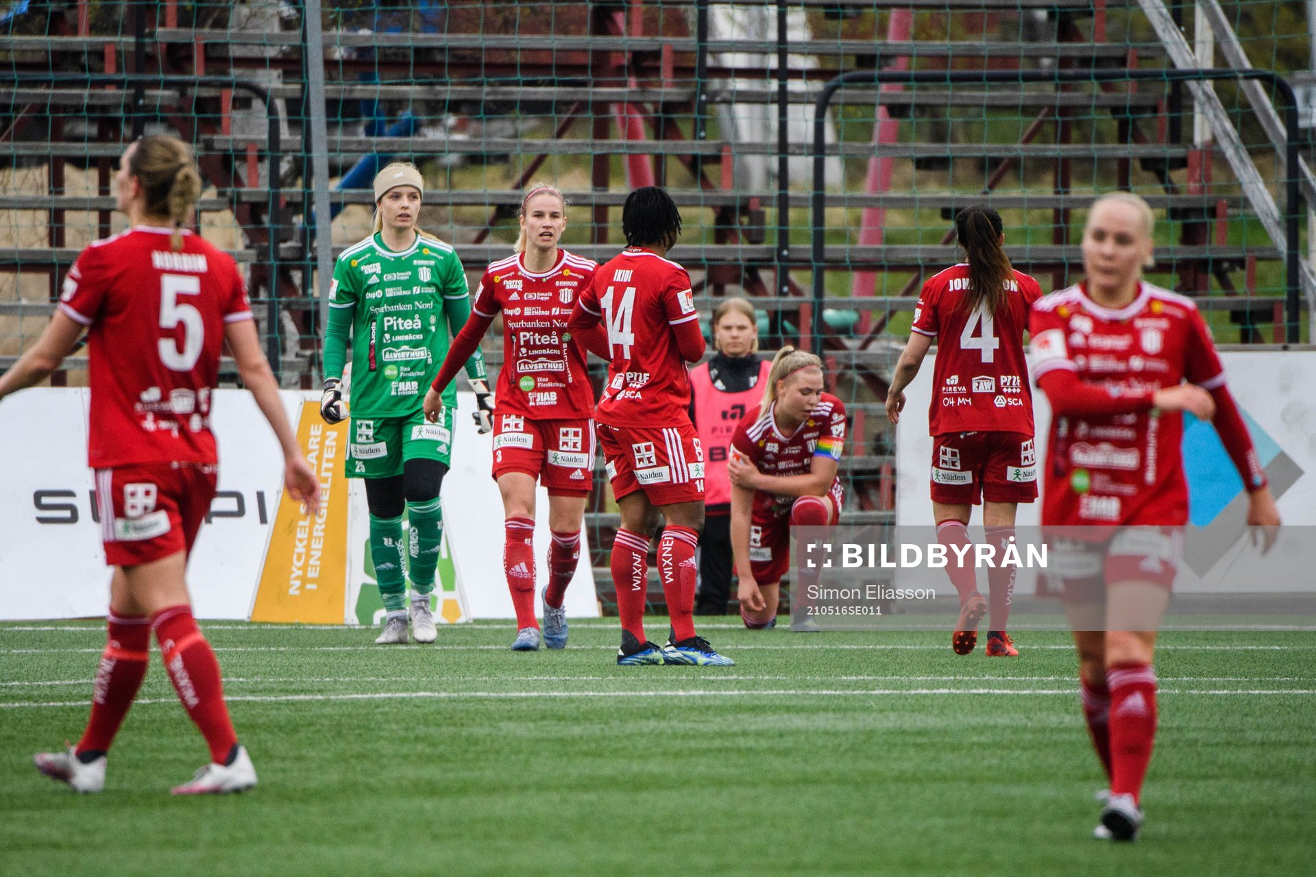 Piteås Ellen Löfqvist och målvakt Guro Pettersen deppar