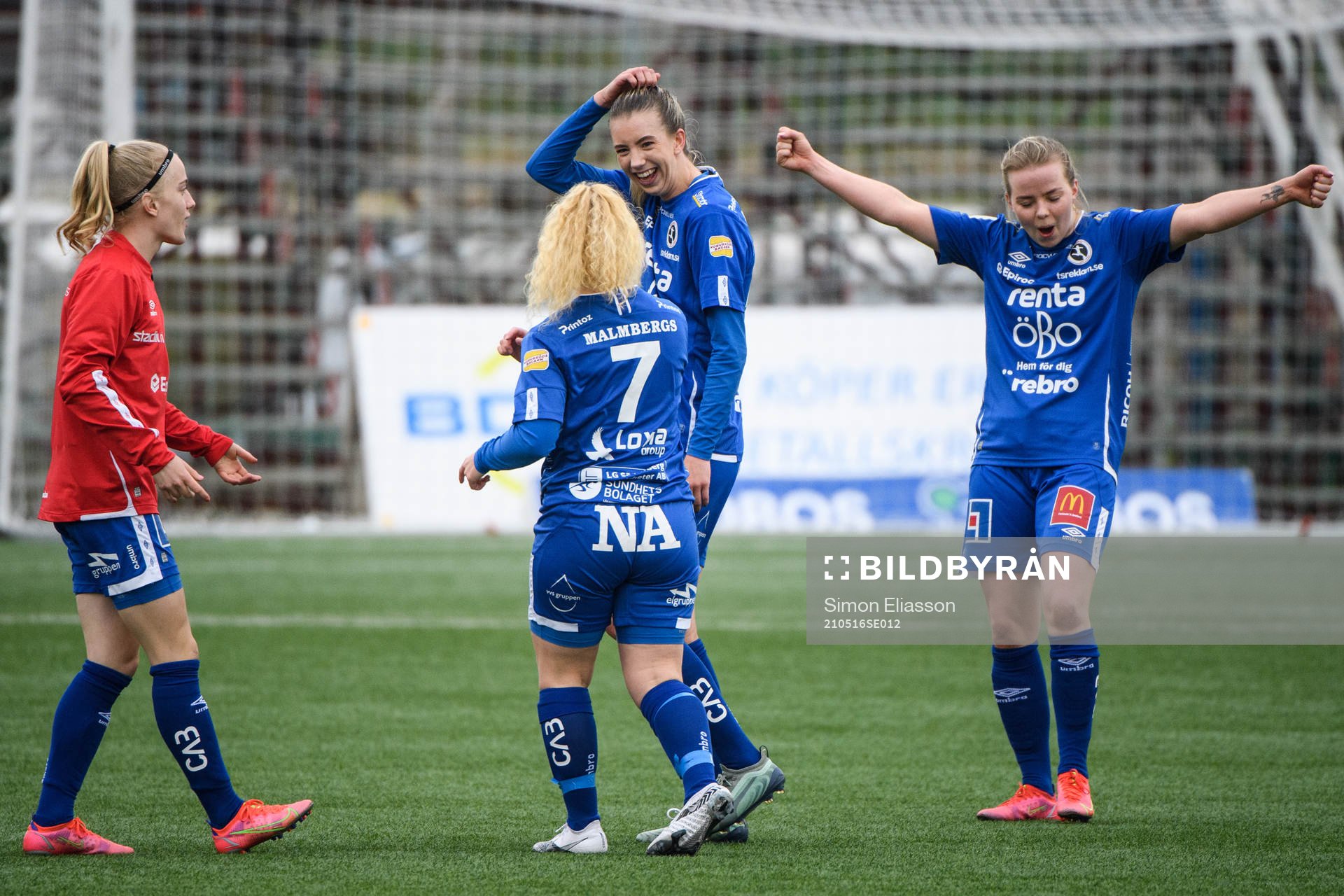 Örebros Sophia Redenstrand och Wilma Öhman jublar