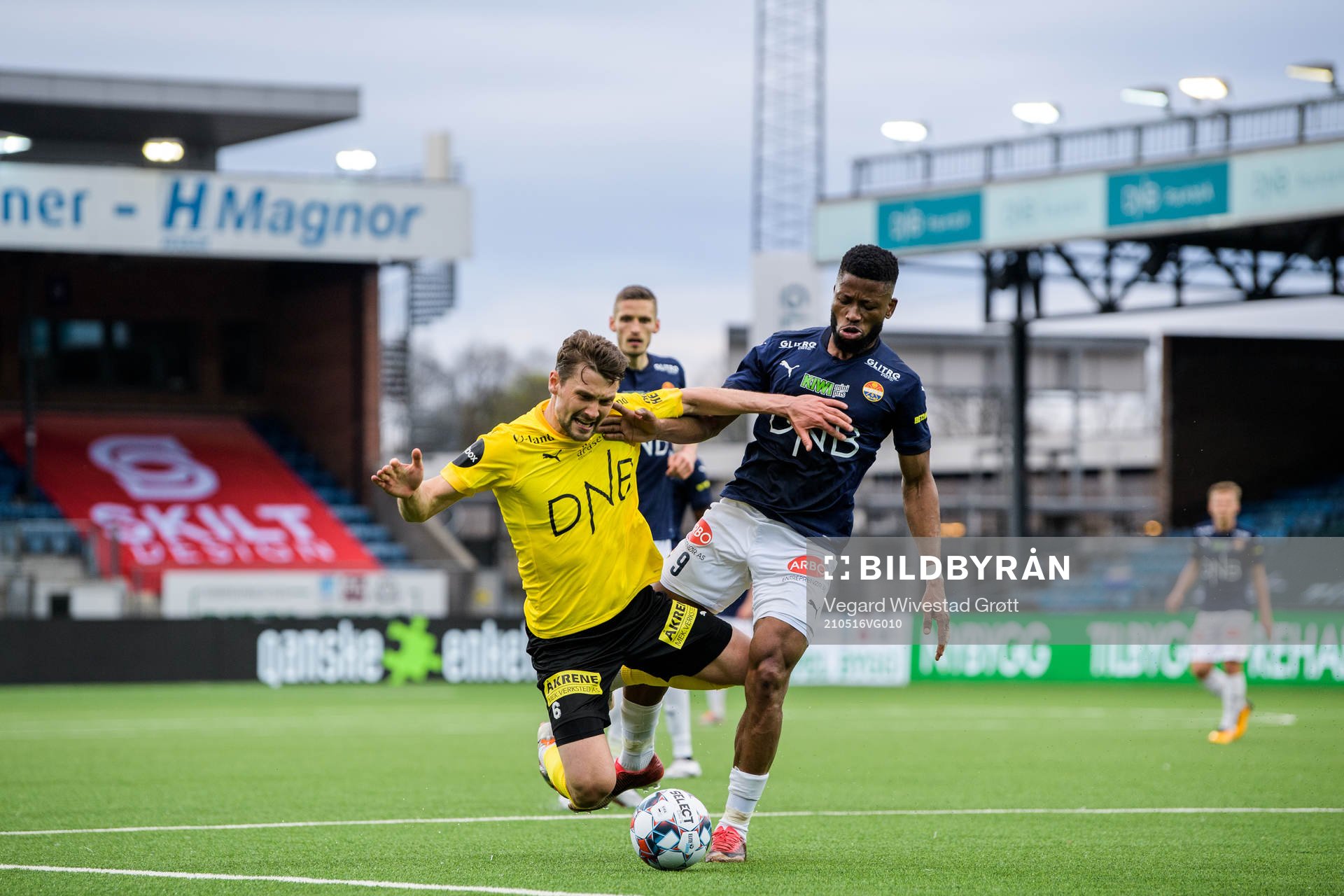 Kaan Kairinen of Lillestrøm och Fred Friday of