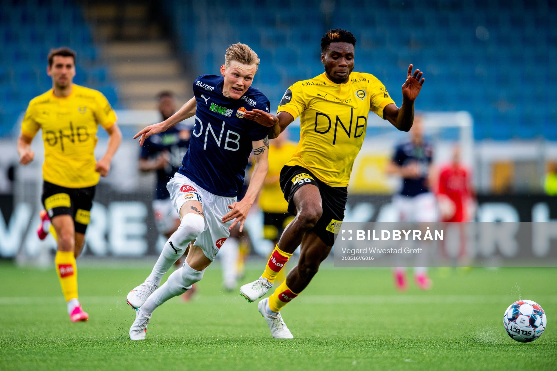 Halldor Stenevik of Strømsgodset and Igoh Ogbu of