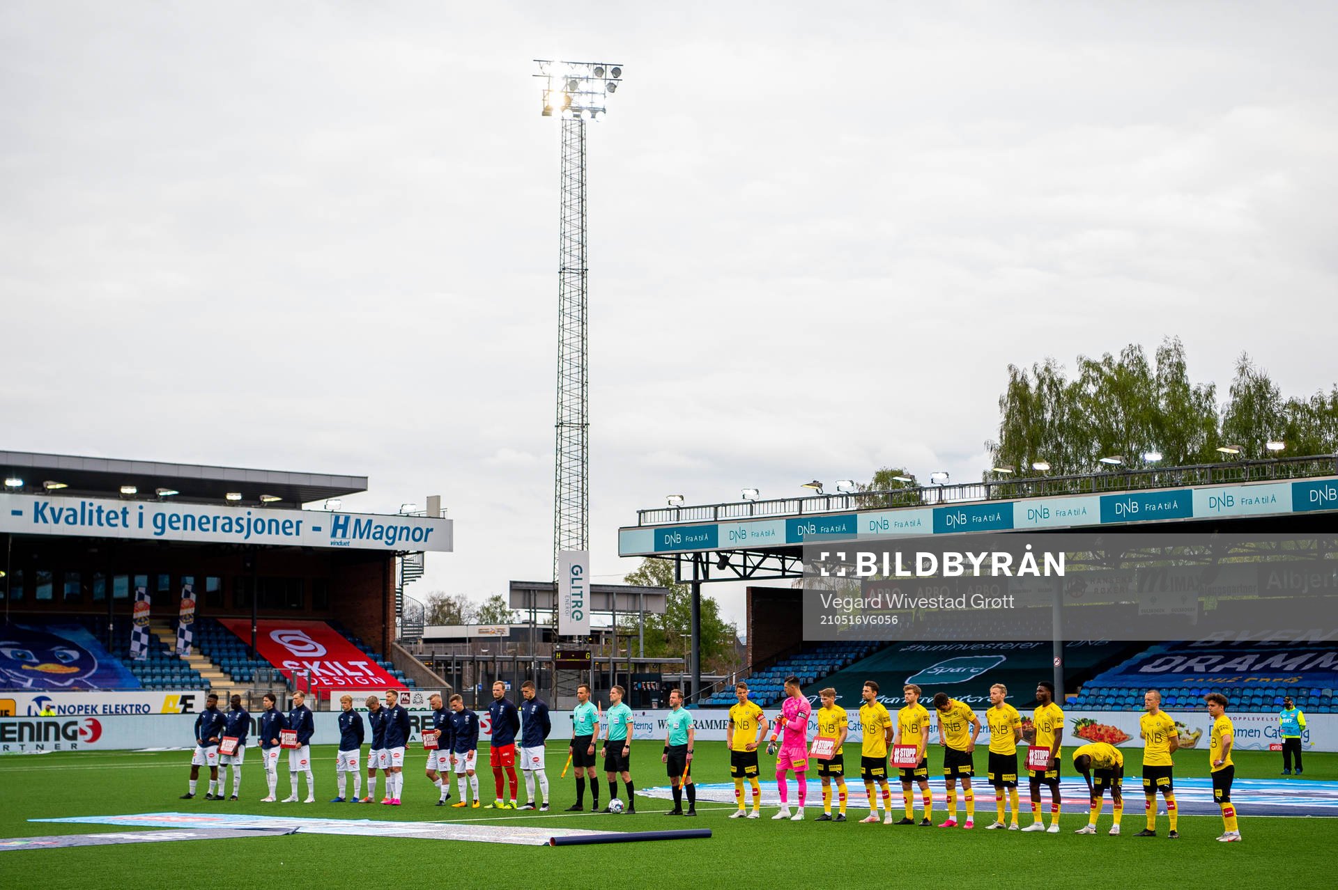 The players of Strømsgodset and Lillestrøm line up