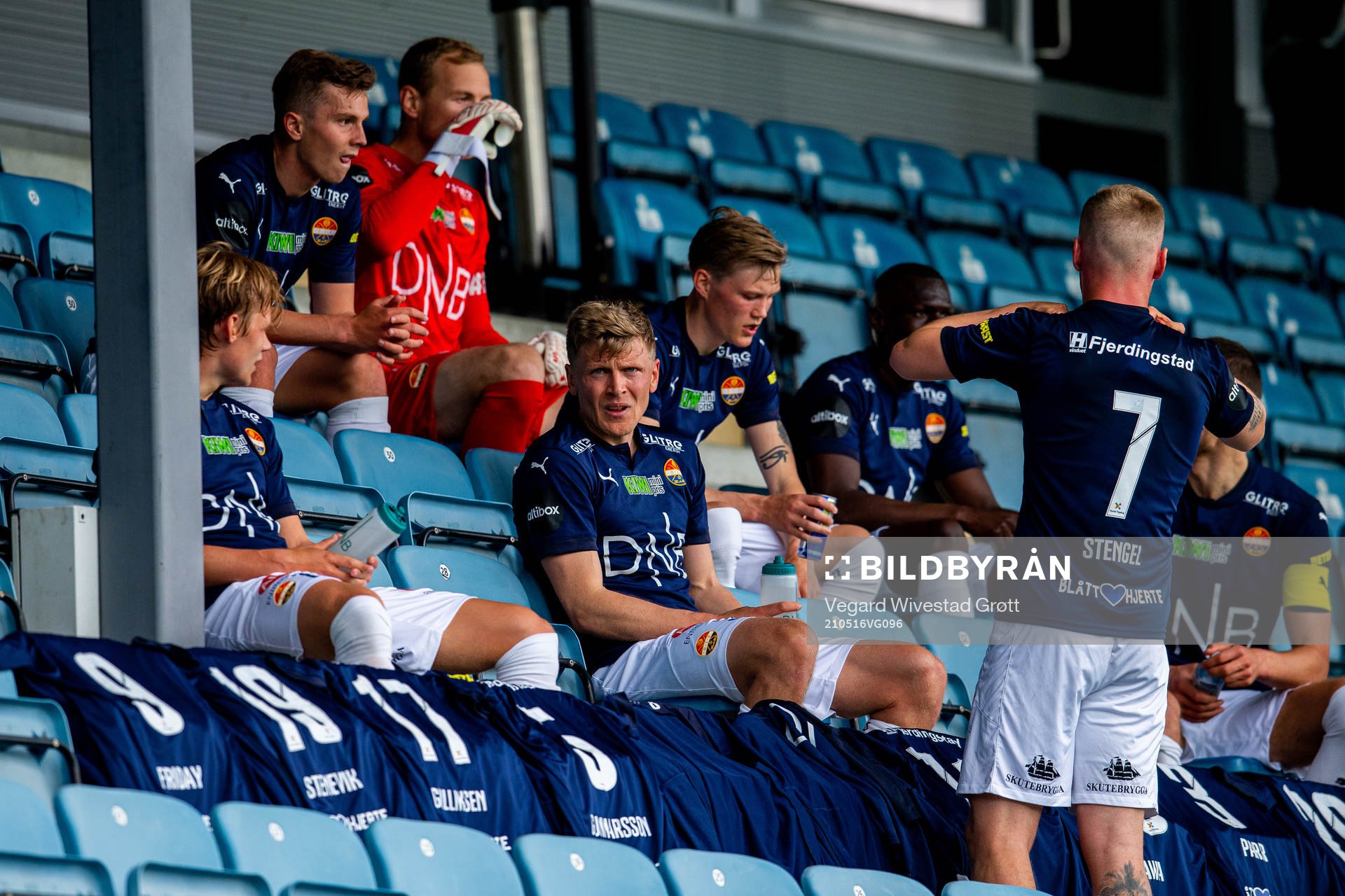 Jonathan Parr and the players of Strømsgodset at half-time