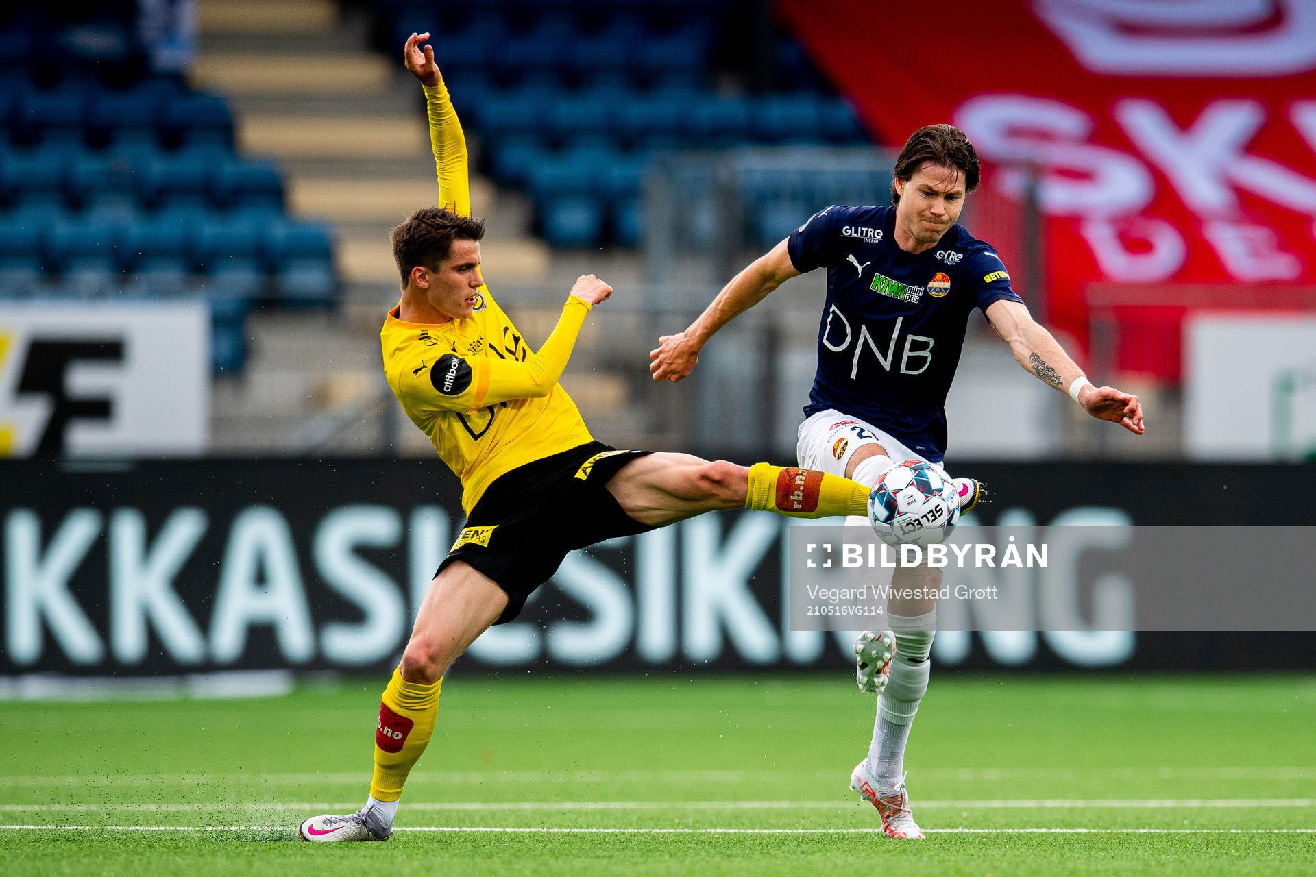 Ulrik Mathisen of Lillestrøm and Lars-Christopher Vilsvik