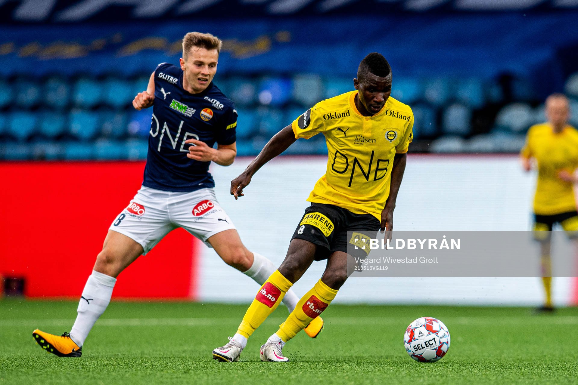Johan Hove of Strømsgodset and Ifeanyi Mathew of