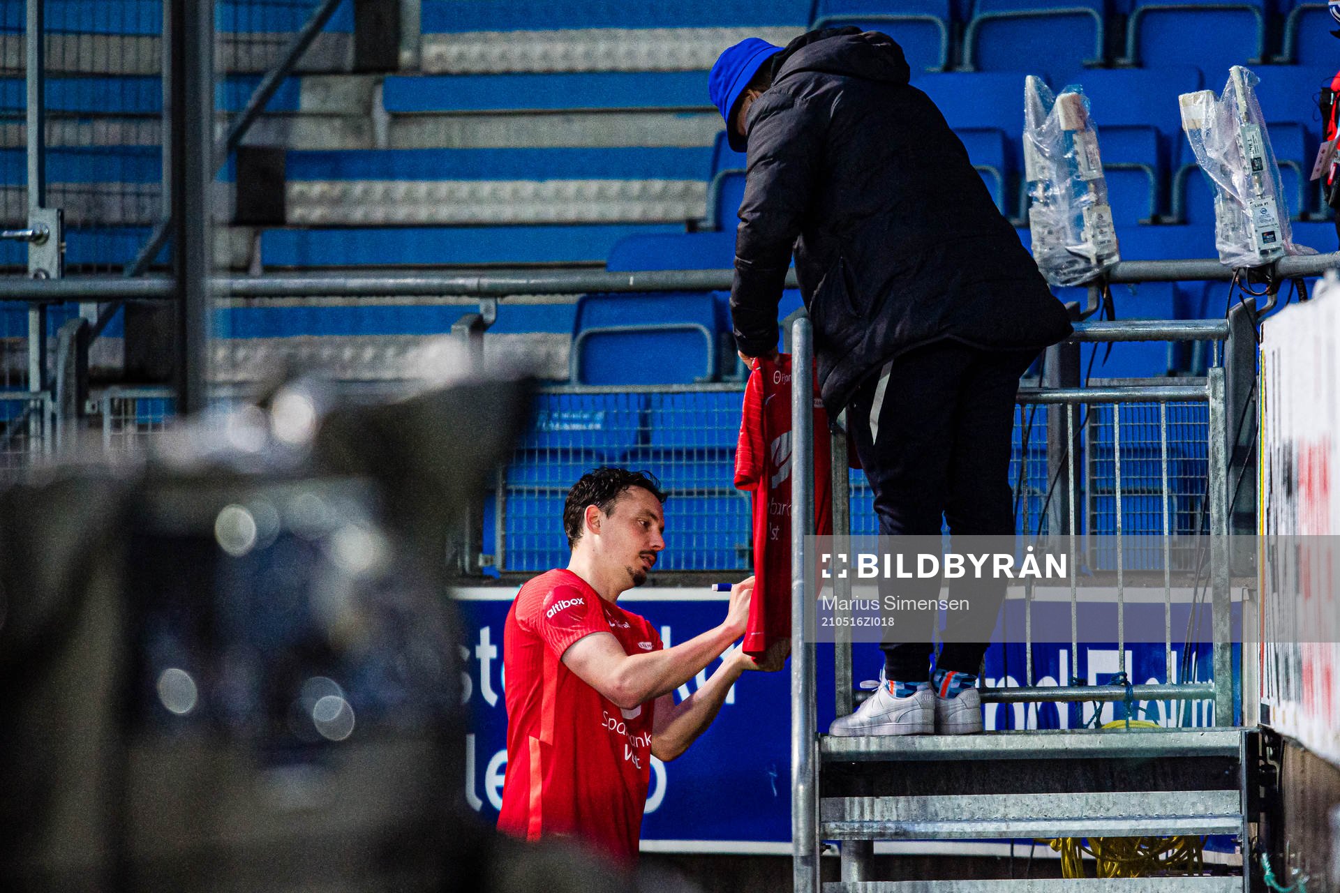 Vegard Valgermo Forren of Brann signing a shirt