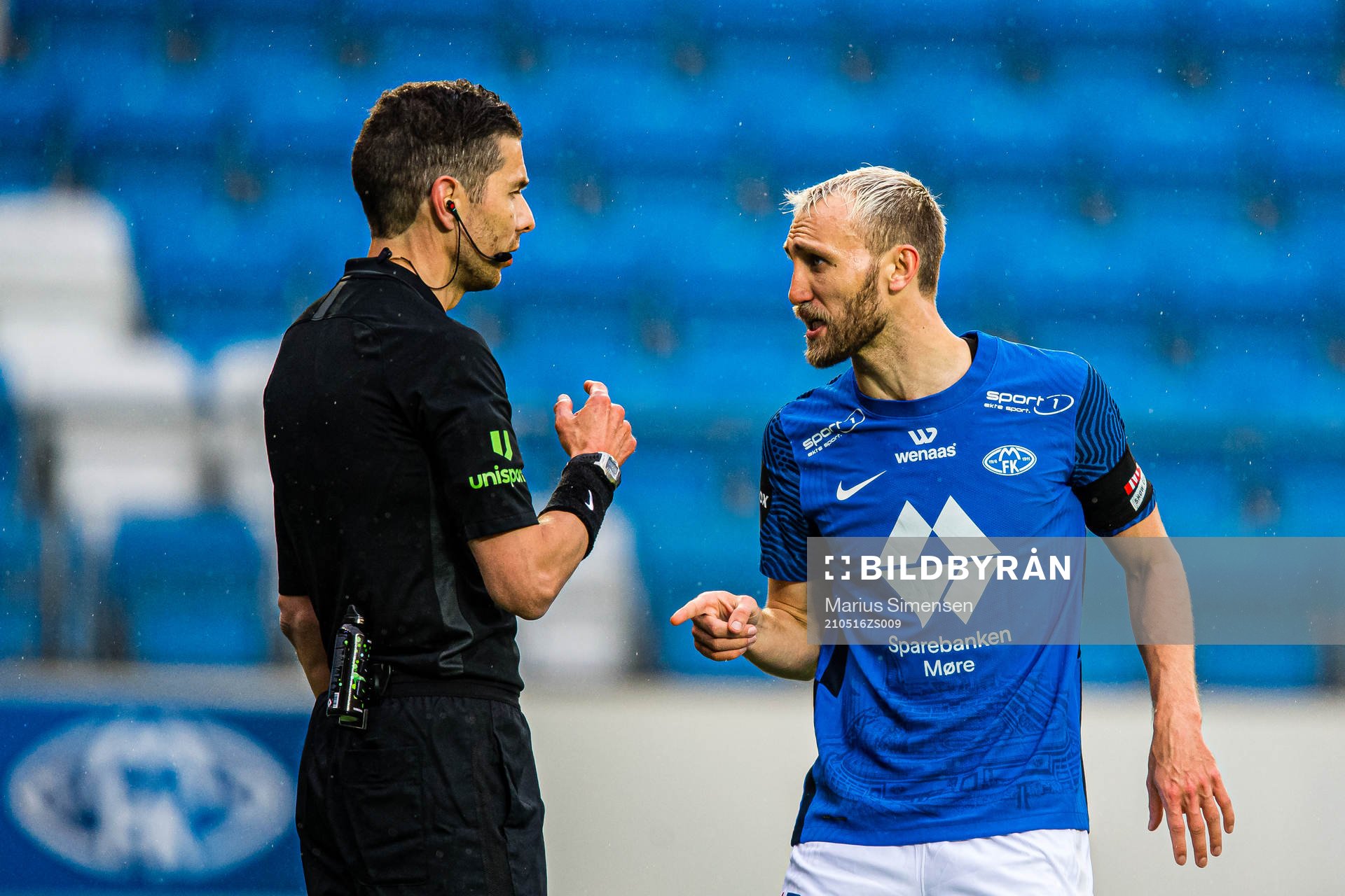 Tore Hansen, referee, and Magnus Wolff Eikrem of Molde