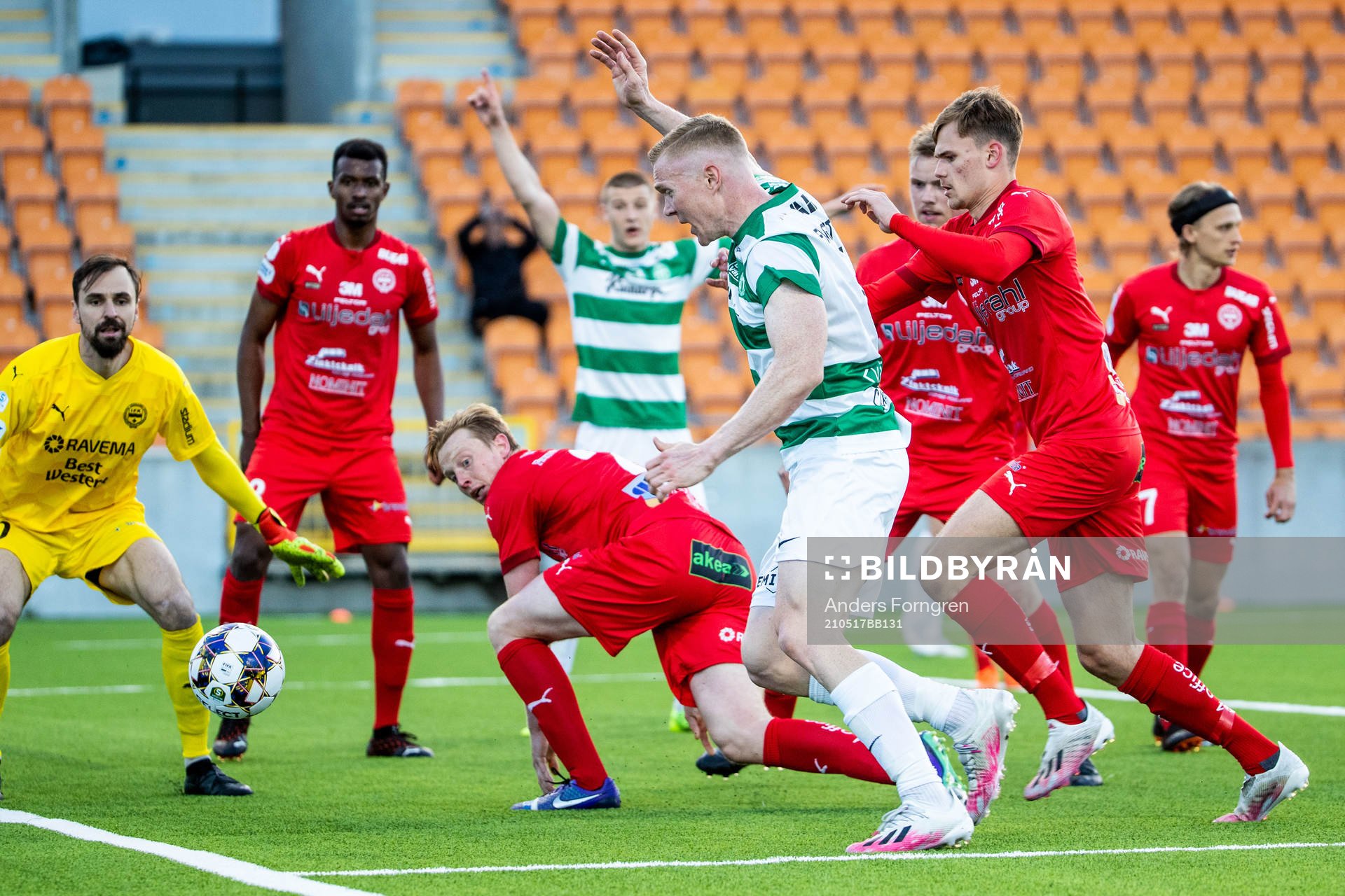 Värnamos målvakt Pilip Vaitsiakhovich och Charlie