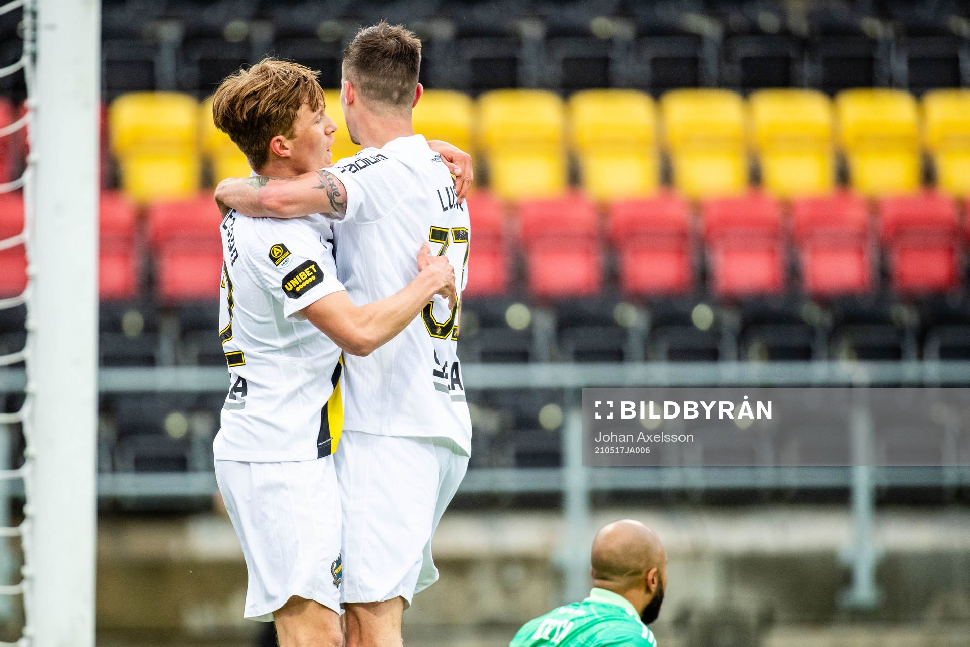 AIK:s Tom Strannegård och Mikael Lustig jublar efter 1-0 under fotbollsmatchen i Allsvenskan mellan Östersund och AIK den 17 maj 2021 i Östersund.