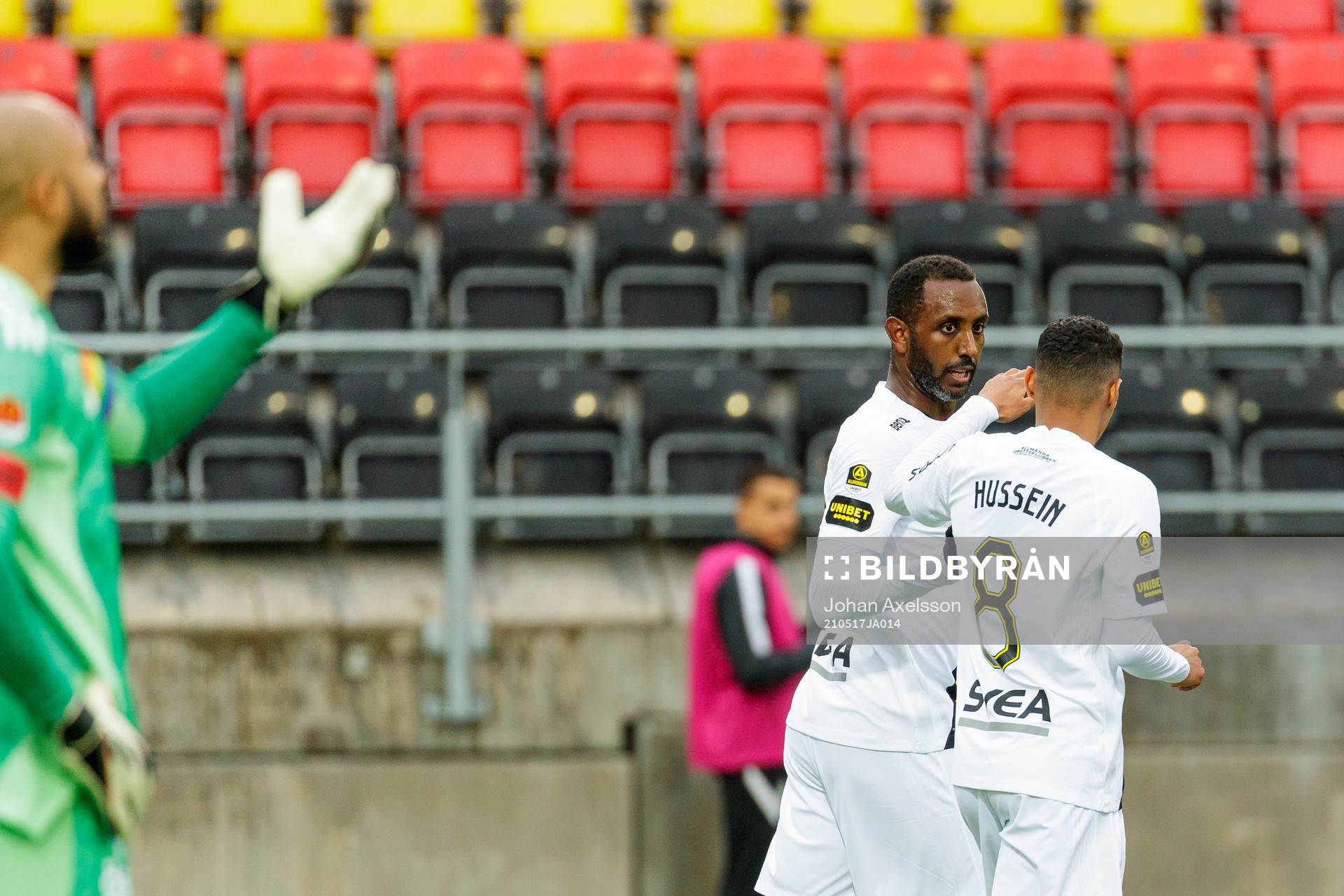 s Henok Goitom jublar med Bilal Hussein