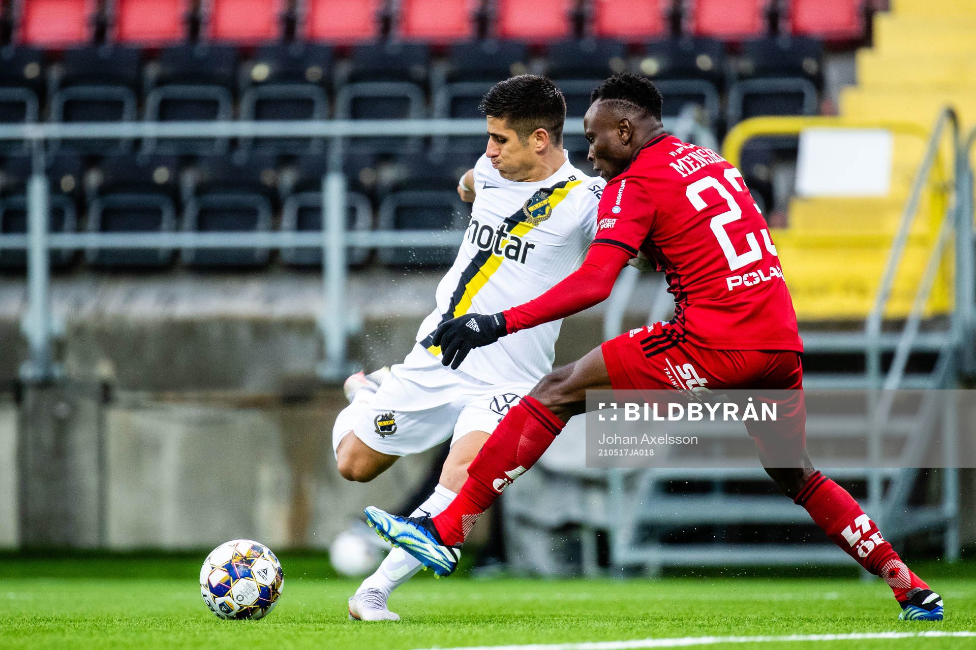 s Nicolas Stefanelli och Östersunds Samuel Mensiro