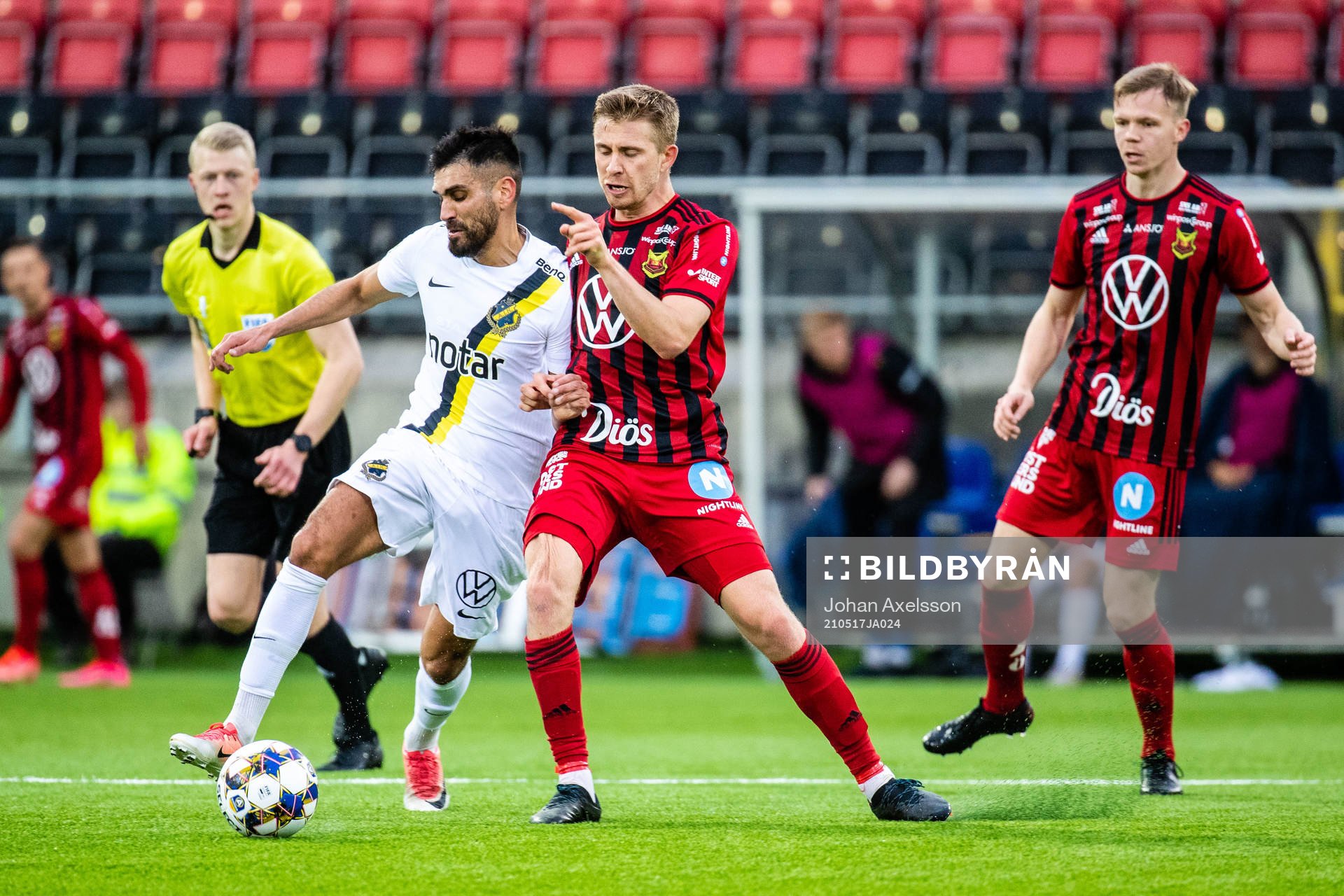 AIK:s Stefan Silva och Östersunds Ludvig Fritzson under fotbollsmatchen i Allsvenskan mellan Östersund och AIK den 17 maj 2021 i Östersund. 