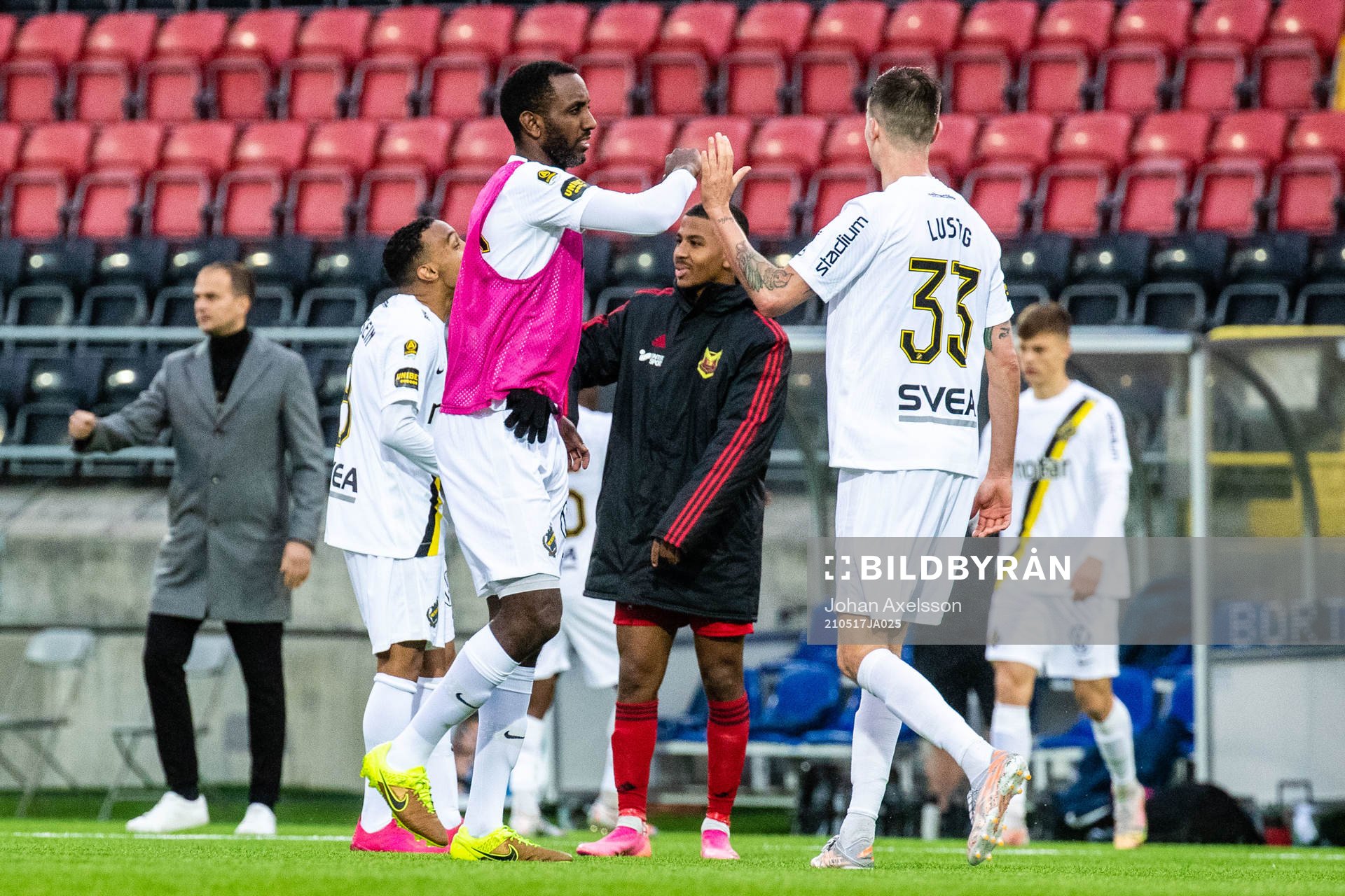 s Henok Goitom och Mikael Lustig jublar