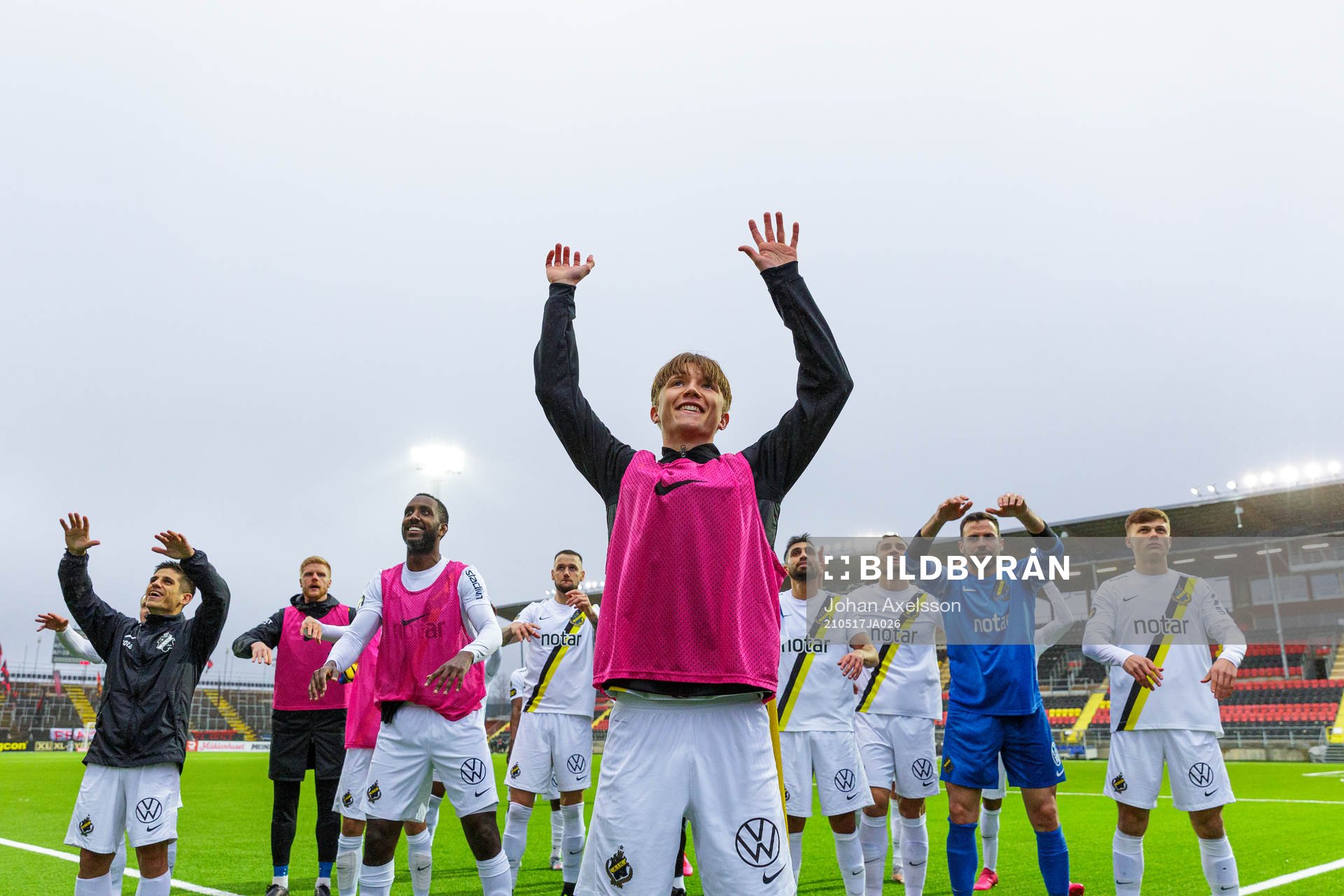 AIK:s Tom Strannegård jublar med lagkamrater efter fotbollsmatchen i Allsvenskan mellan Östersund och AIK den 17 maj 2021 i Östersund. 