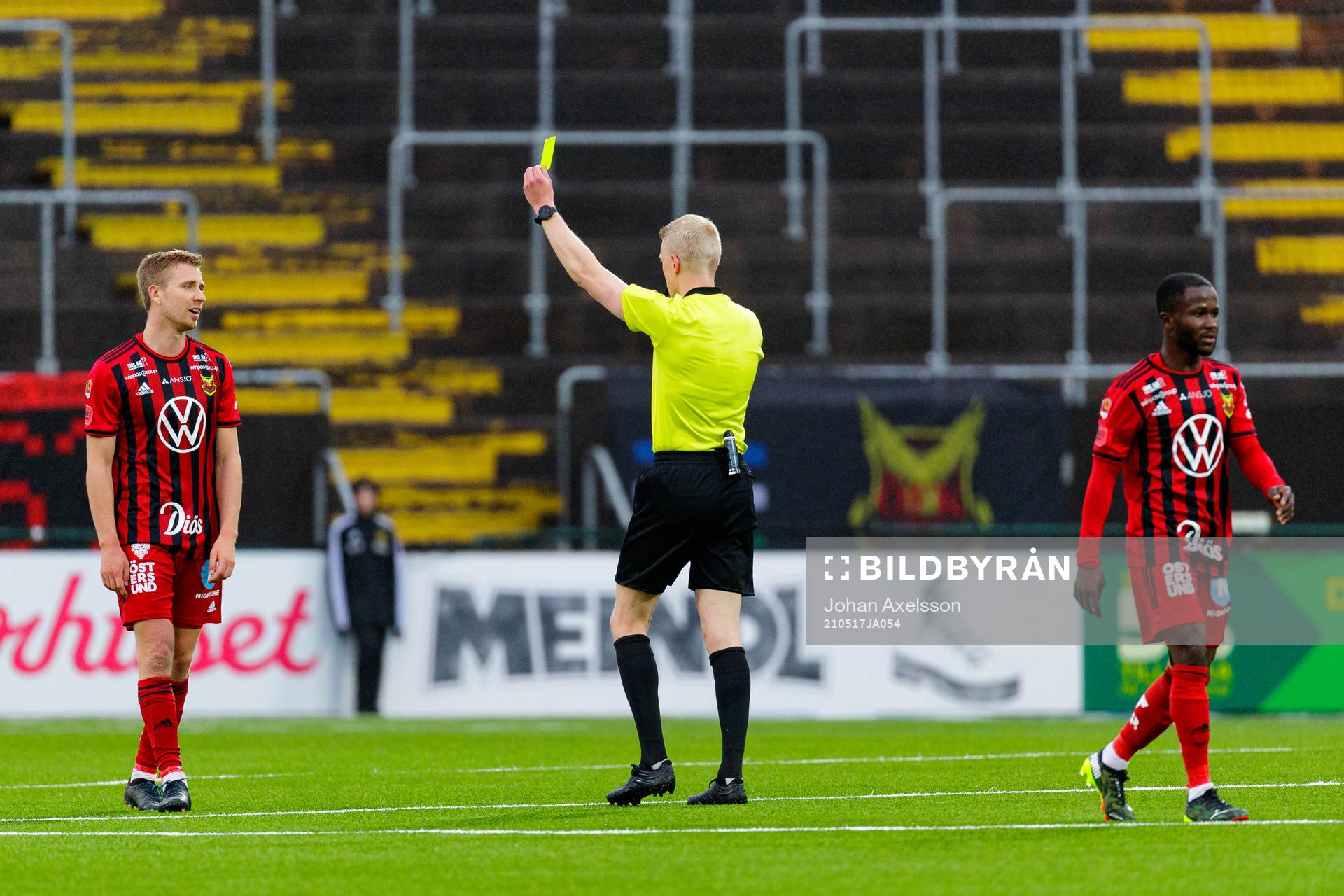 domare Adam Ladebäckvisar Östersunds Ludvig Fritzson ett