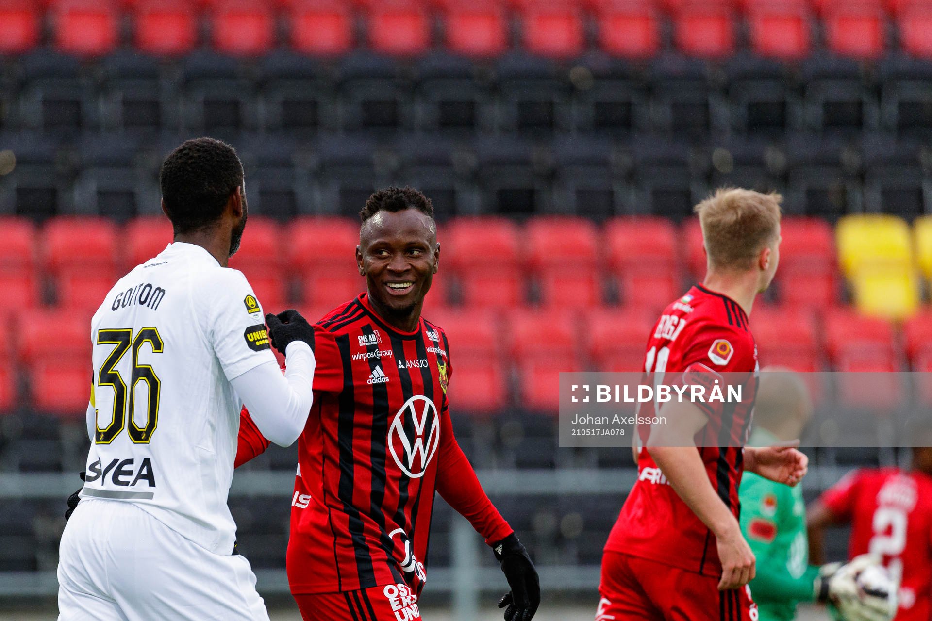 s Henok Goitom  och Östersunds Sam Mensiro  klappar om