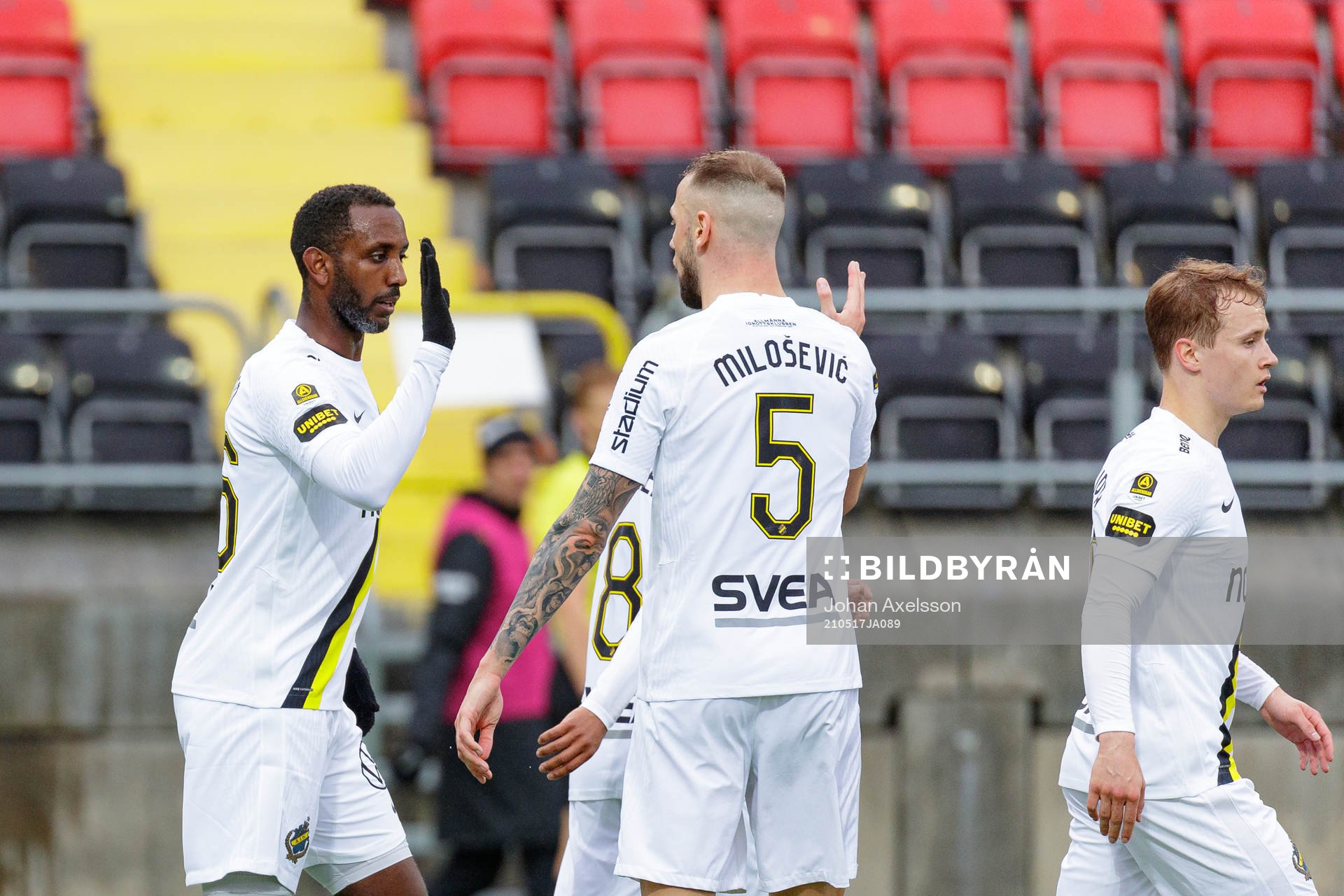 s Henok Goitom och Alexander Milosevic jublar