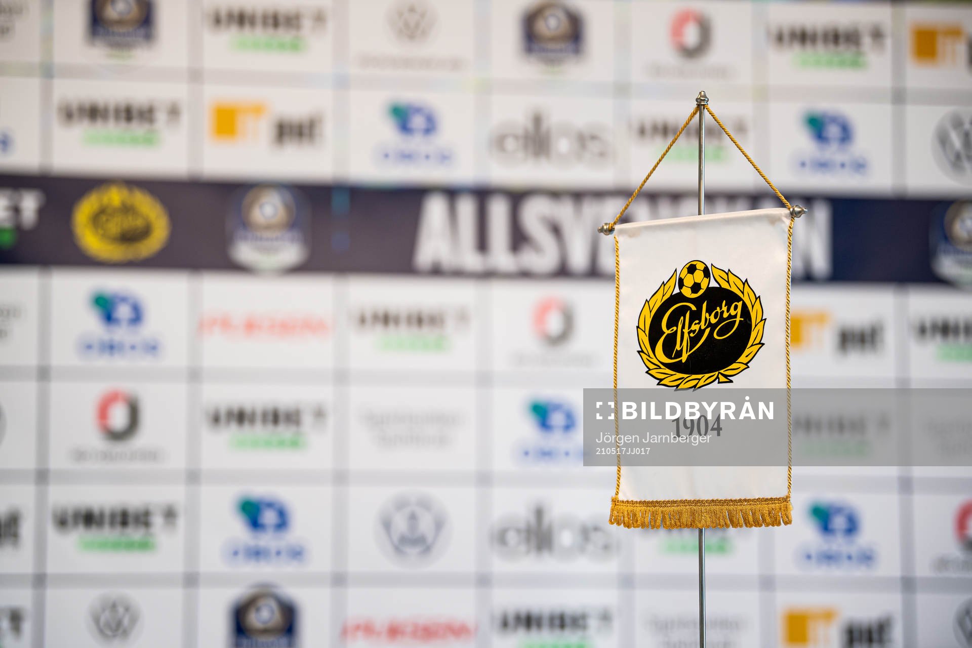 Ett standar med Elfsborgs klubbmärke i pressrummet