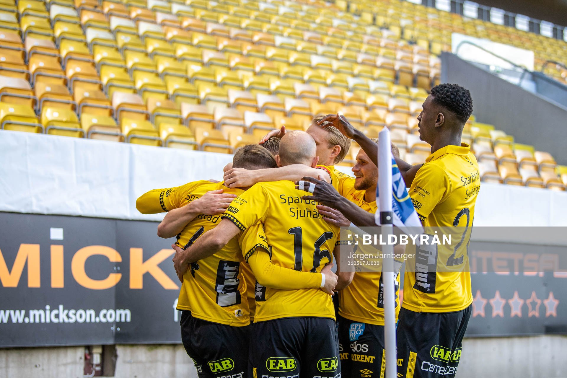 Elfsborgs Per Frick jublar med lagkamrater