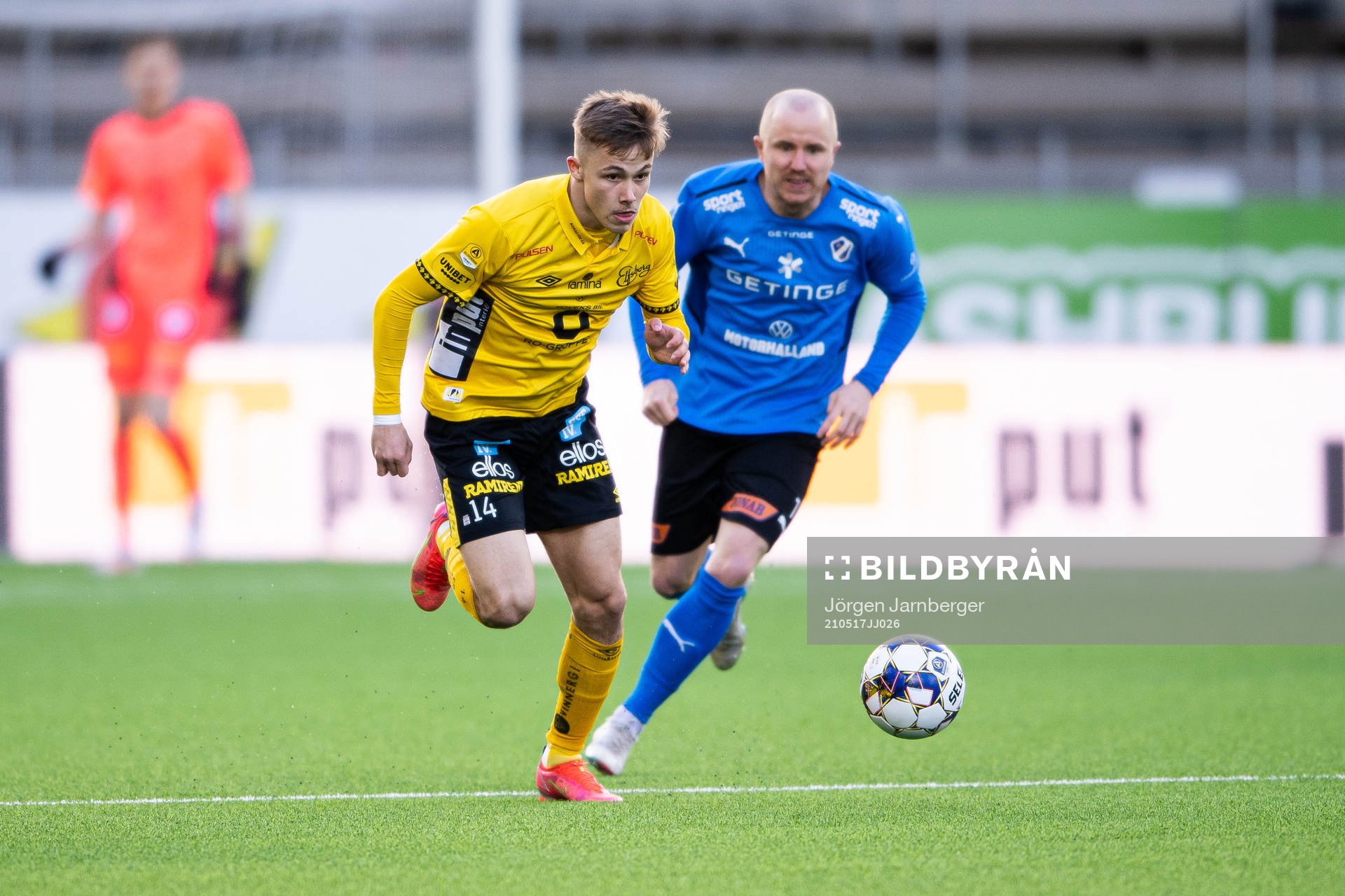 Elfsborgs Jacob Ondrejka med Halmstads Simon Lundevall i