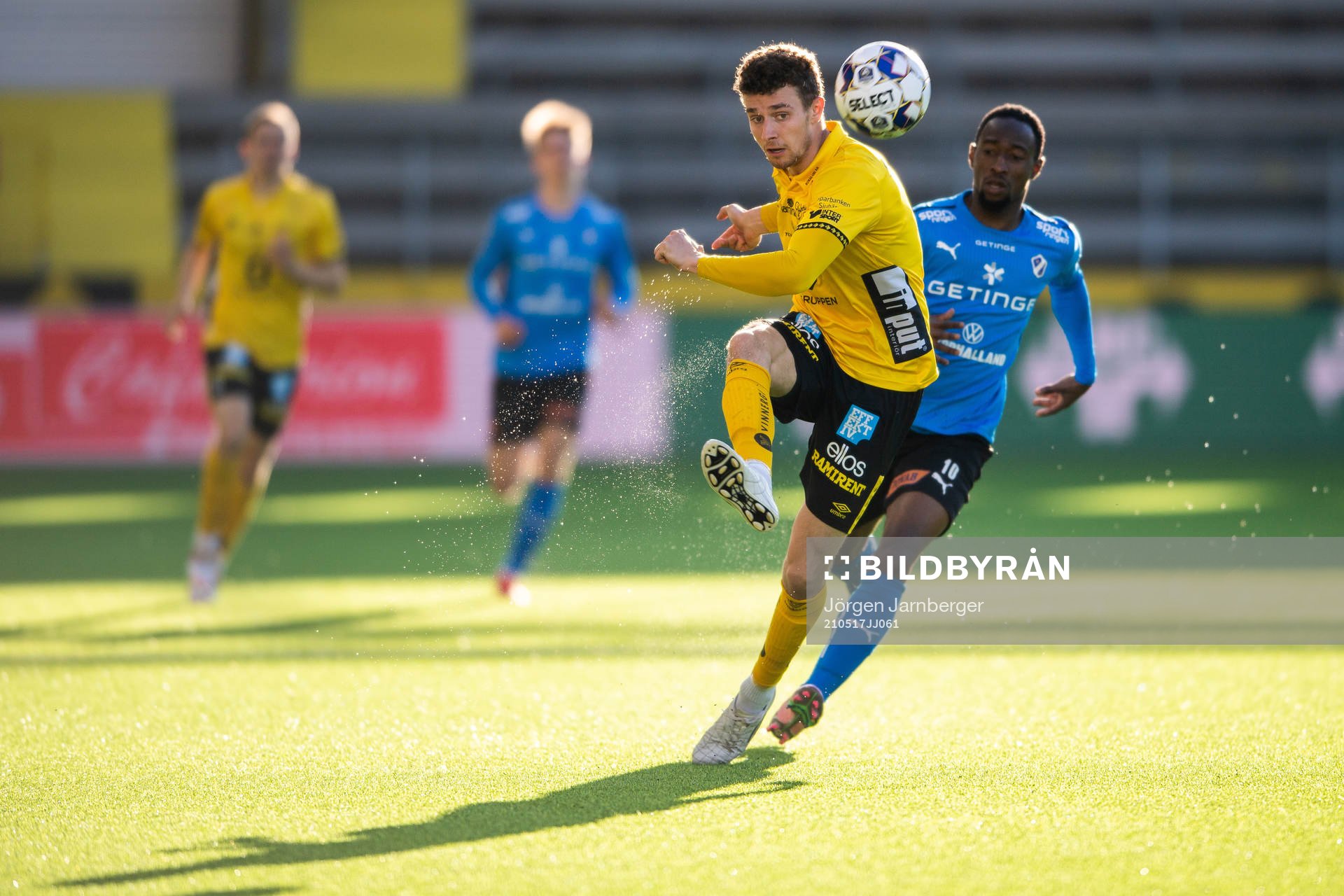 Elfsborgs Christopher McVey och Halmstads Sadat Karim