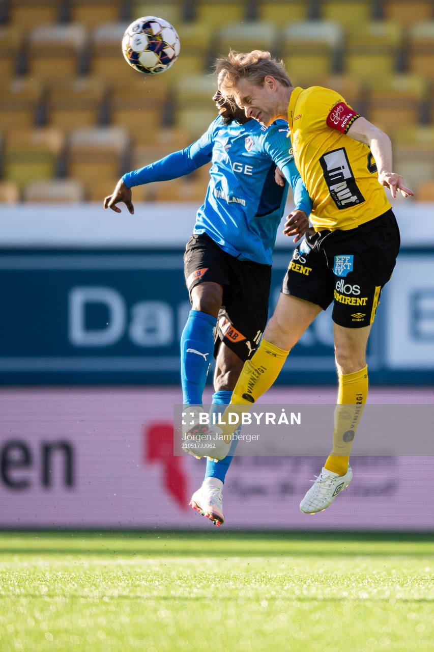 Elfsborgs Johan Larsson och Halmstads Sadat Karim
