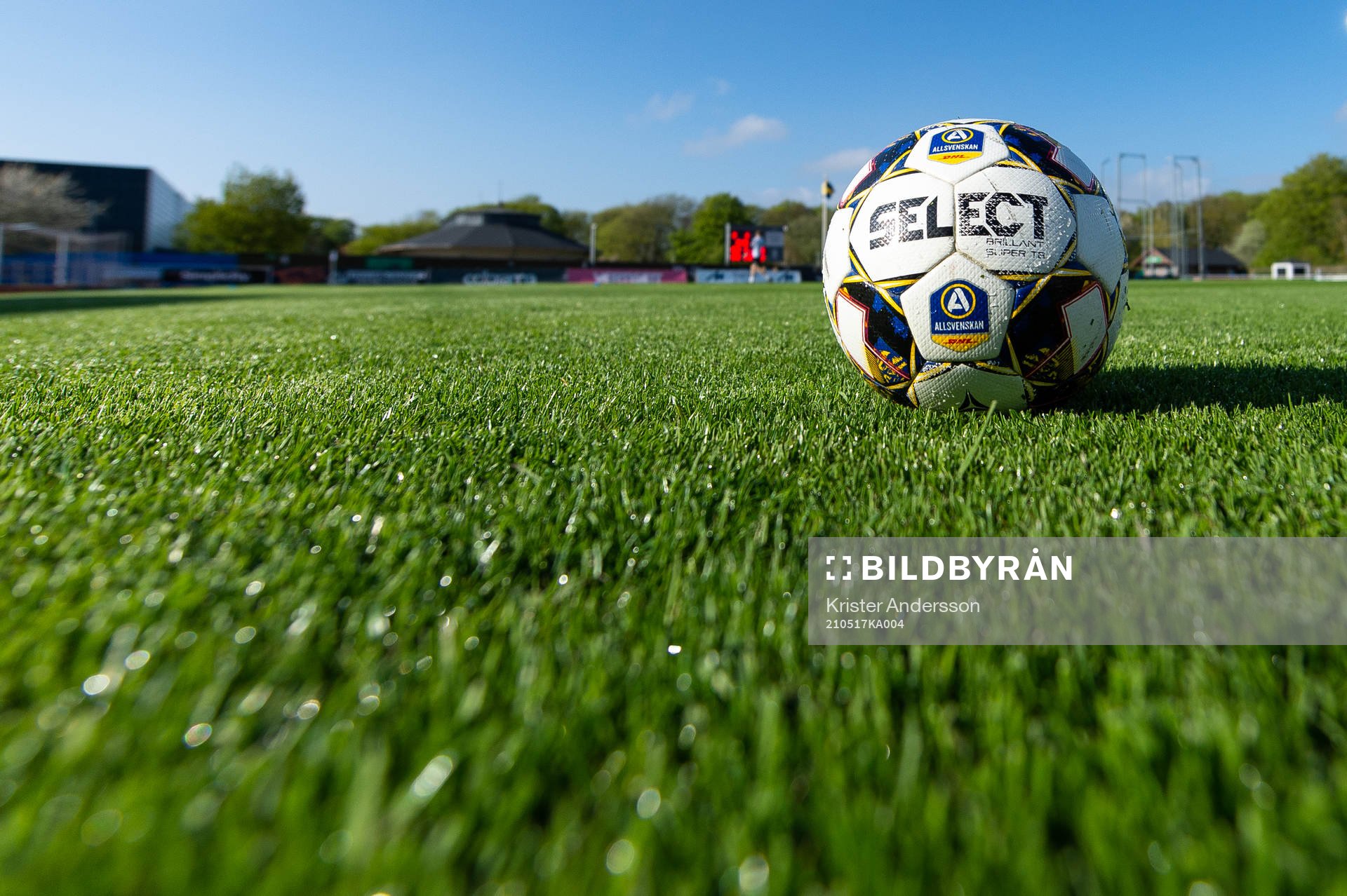 En fotboll före fotbollsmatchen i Allsvenskan mellan