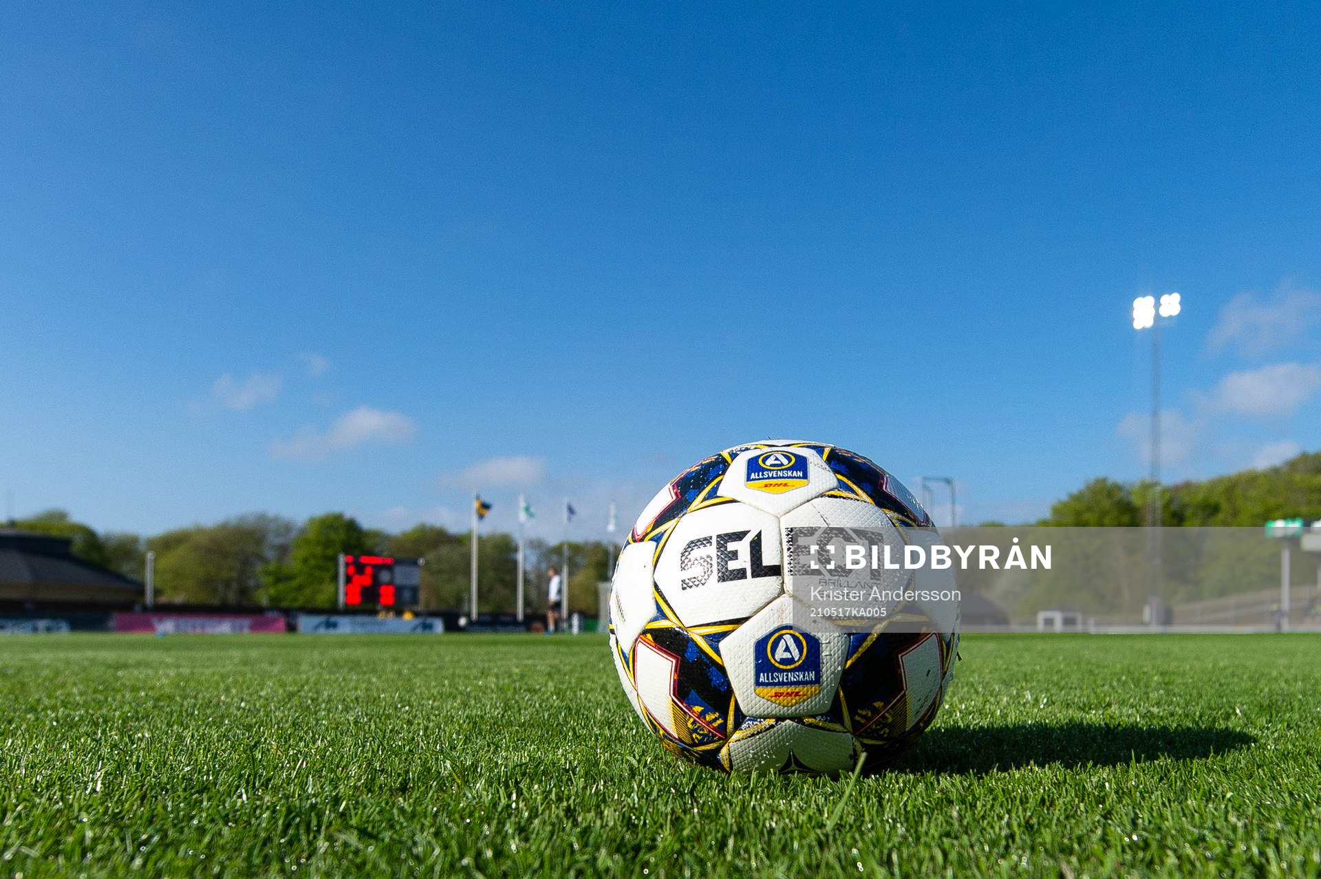 En fotboll före fotbollsmatchen i Allsvenskan mellan