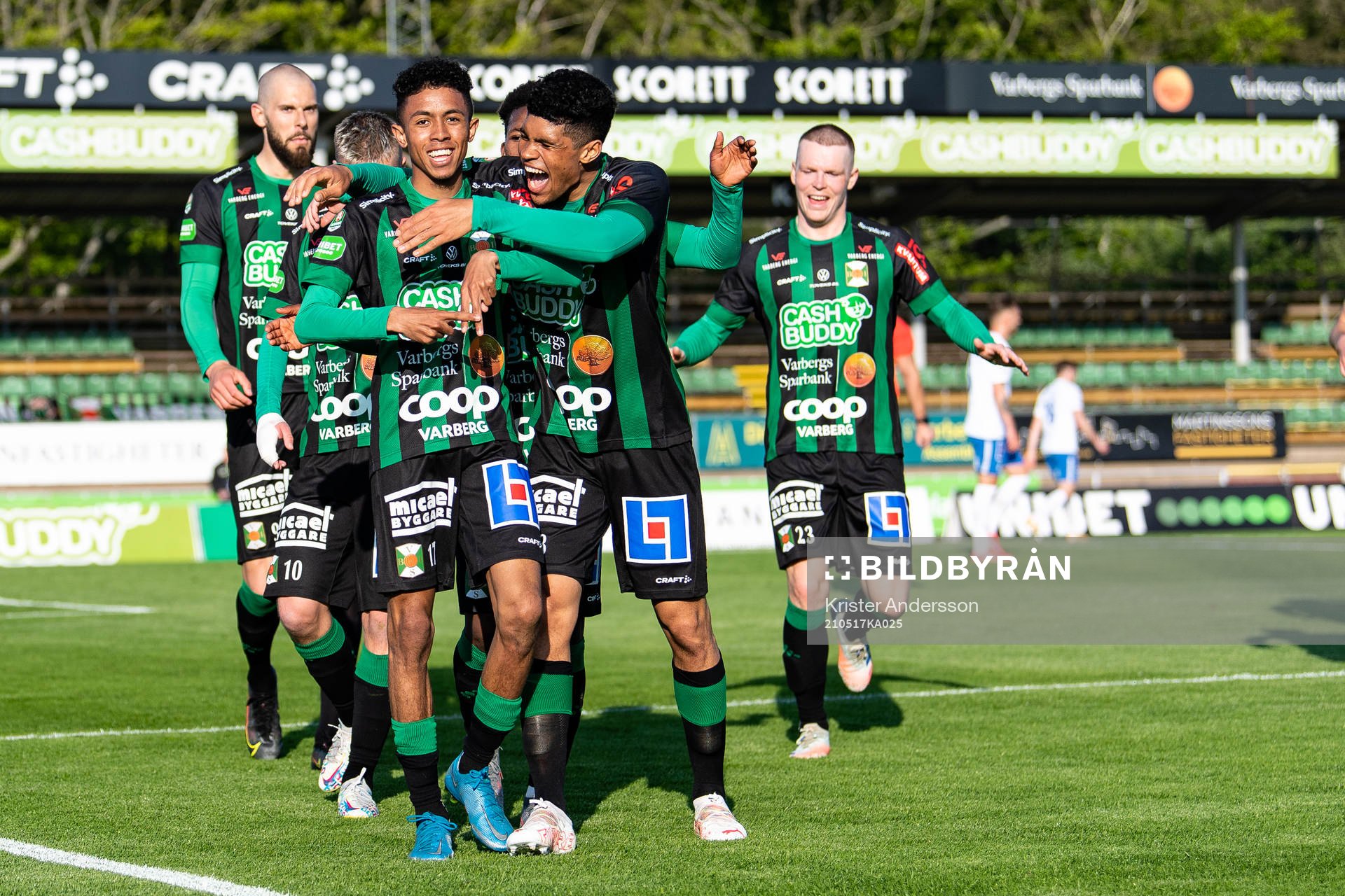 Varbergs Tashreeq Matthews jublar med Varbergs Luke le Roux