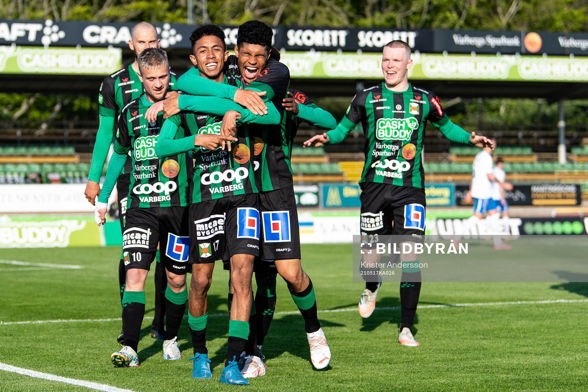 Varbergs Tashreeq Matthews jublar med Varbergs Luke le Roux