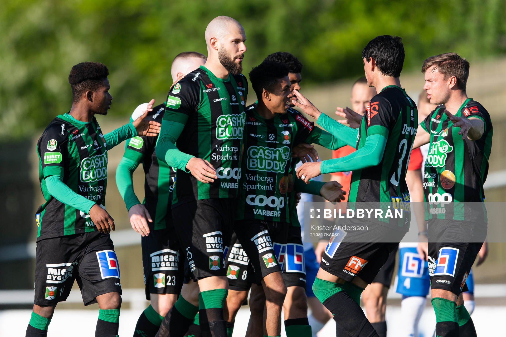 Varbergs Robin Simovic jublar med laget
