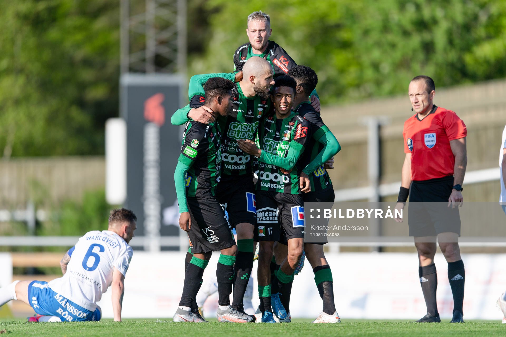 Varbergs Robin Simovic jublar med laget