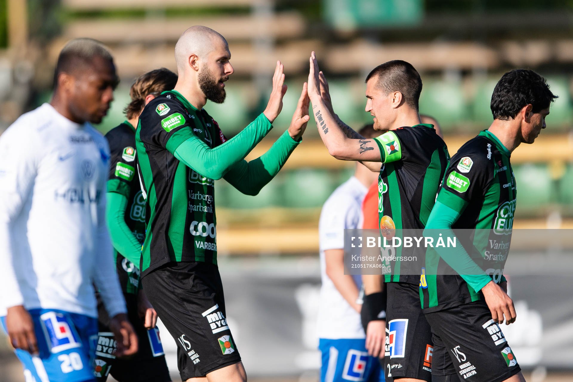 Varbergs Robin Simovic jublar med Varbergs Jon Birkfeldt efter 1-0 under fotbollsmatchen i Allsvenskan mellan Varberg och IFK Norrköping den 17 maj 2021 i Varberg.