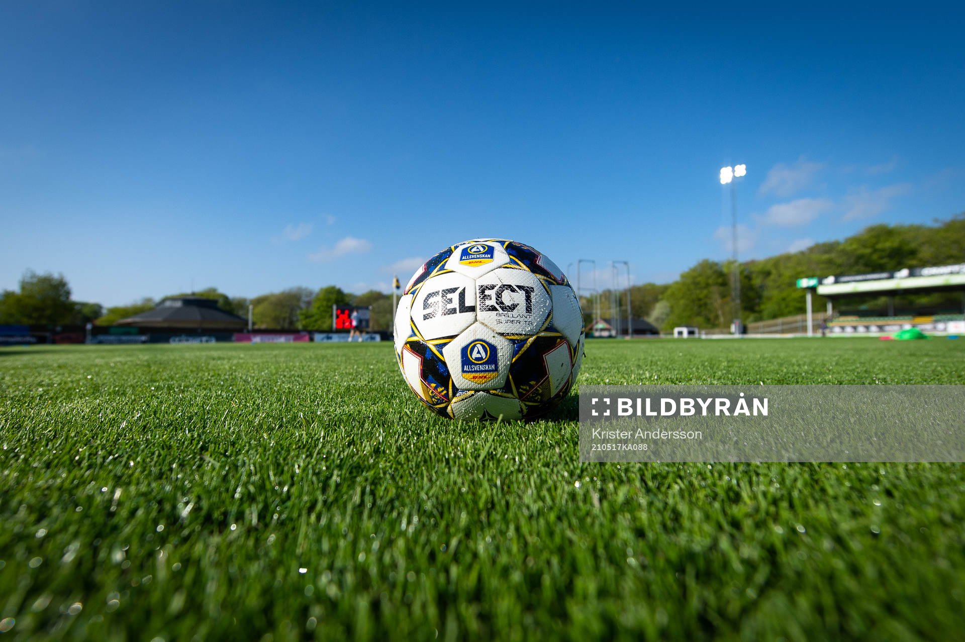 En fotboll före fotbollsmatchen i Allsvenskan mellan