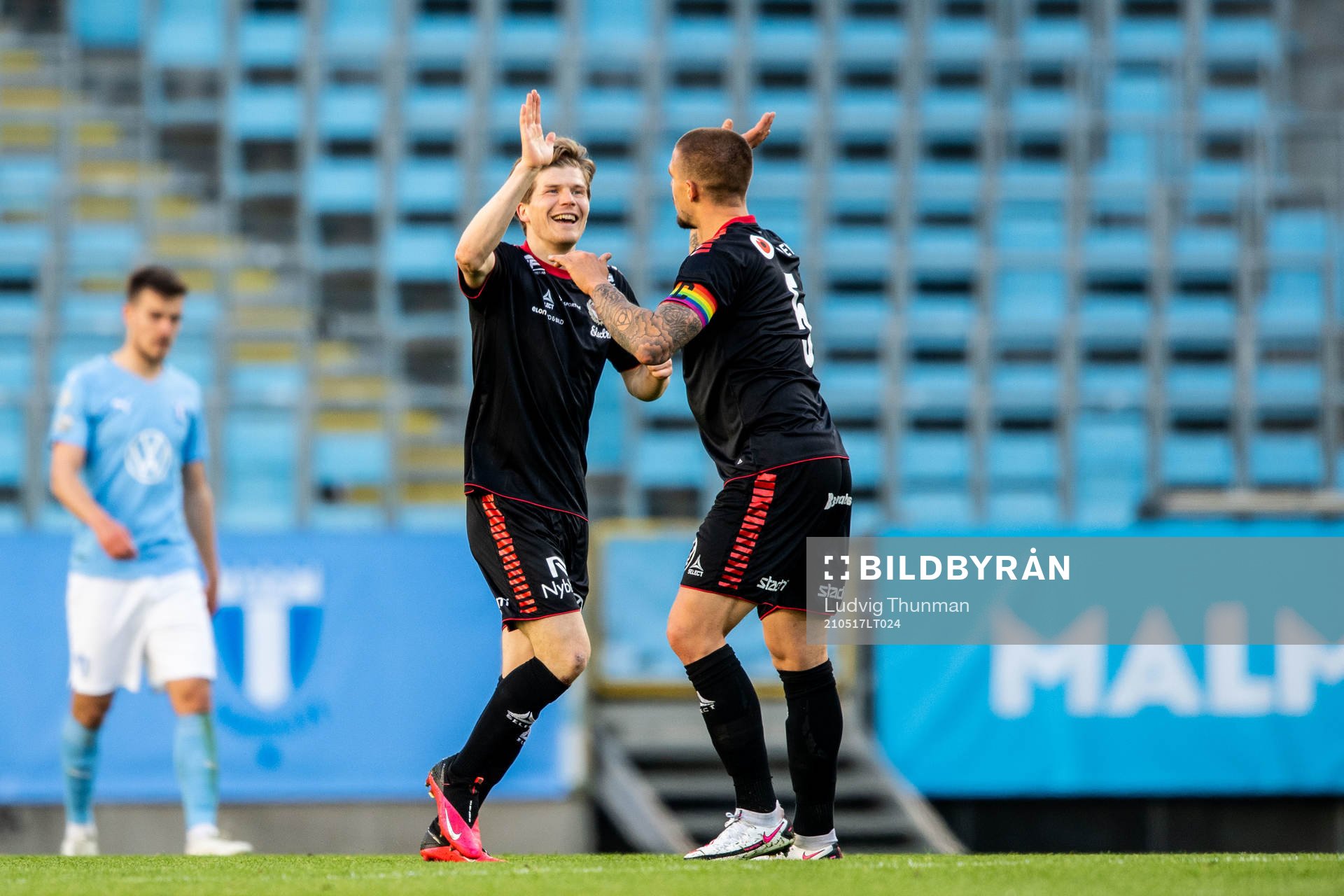 Kalmars Douglas Bergqvist jublar med Oliver Berg efter 2-1 under fotbollsmatchen i Allsvenskan mellan Malmö FF och Kalmar den 17 maj 2021 i Malmö.