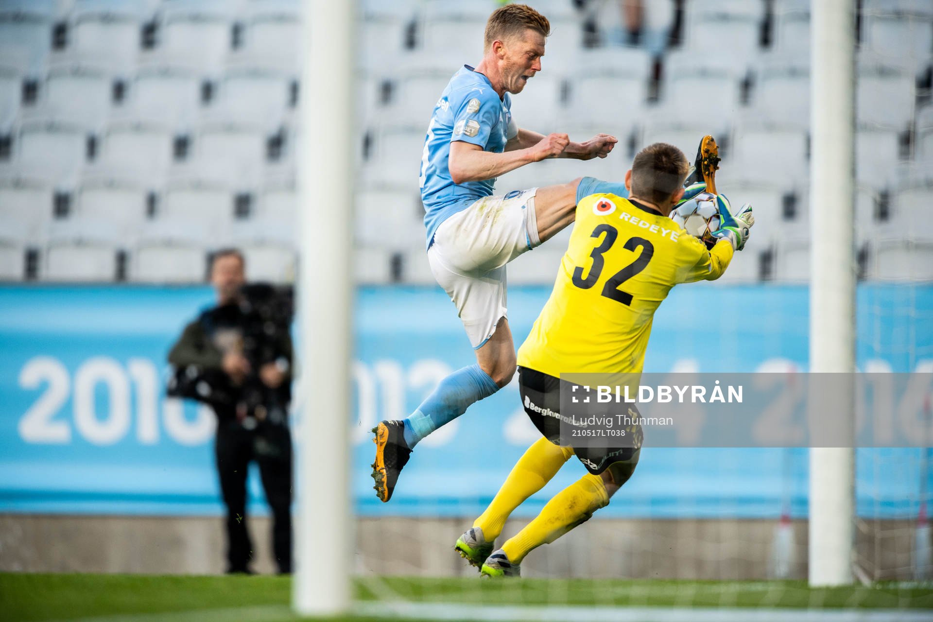 Malmö FFs Anders Christiansen och Kalmars målvakt Lucas Hägg Johansson under fotbollsmatchen i Allsvenskan mellan Malmö FF och Kalmar den 17 maj 2021 i Malmö. 