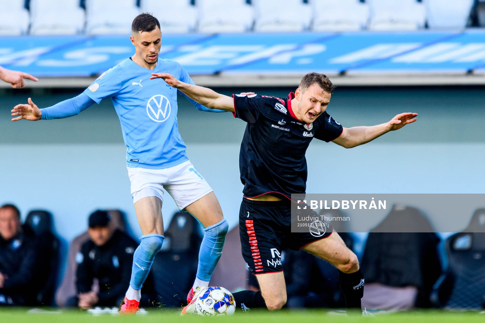 Malmö FFs Veljko Birmancevic och Kalmars Piotr Johansson