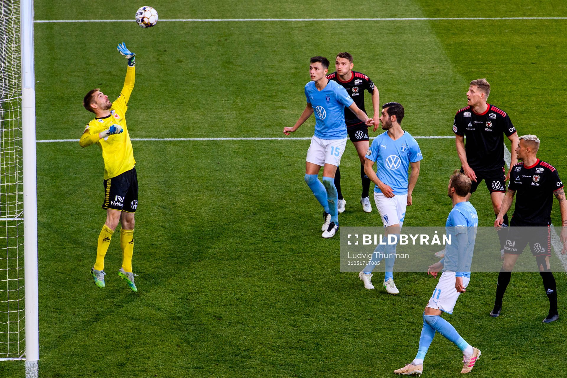 Kalmars målvakt Lucas Hägg Johansson räddar en boll under fotbollsmatchen i Allsvenskan mellan Malmö FF och Kalmar den 17 maj 2021 i Malmö.