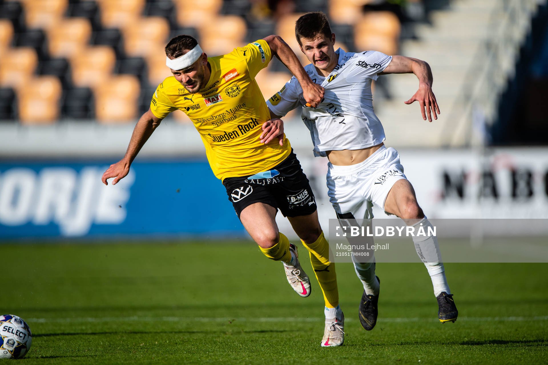 Häckens Leo Bengtsson och Mjällbys Max Watson