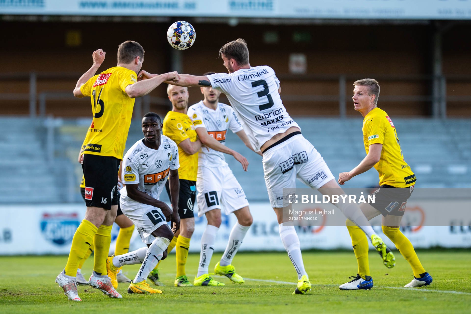 Mjällbys Jacob Bergström och Häckens Johan Hammar