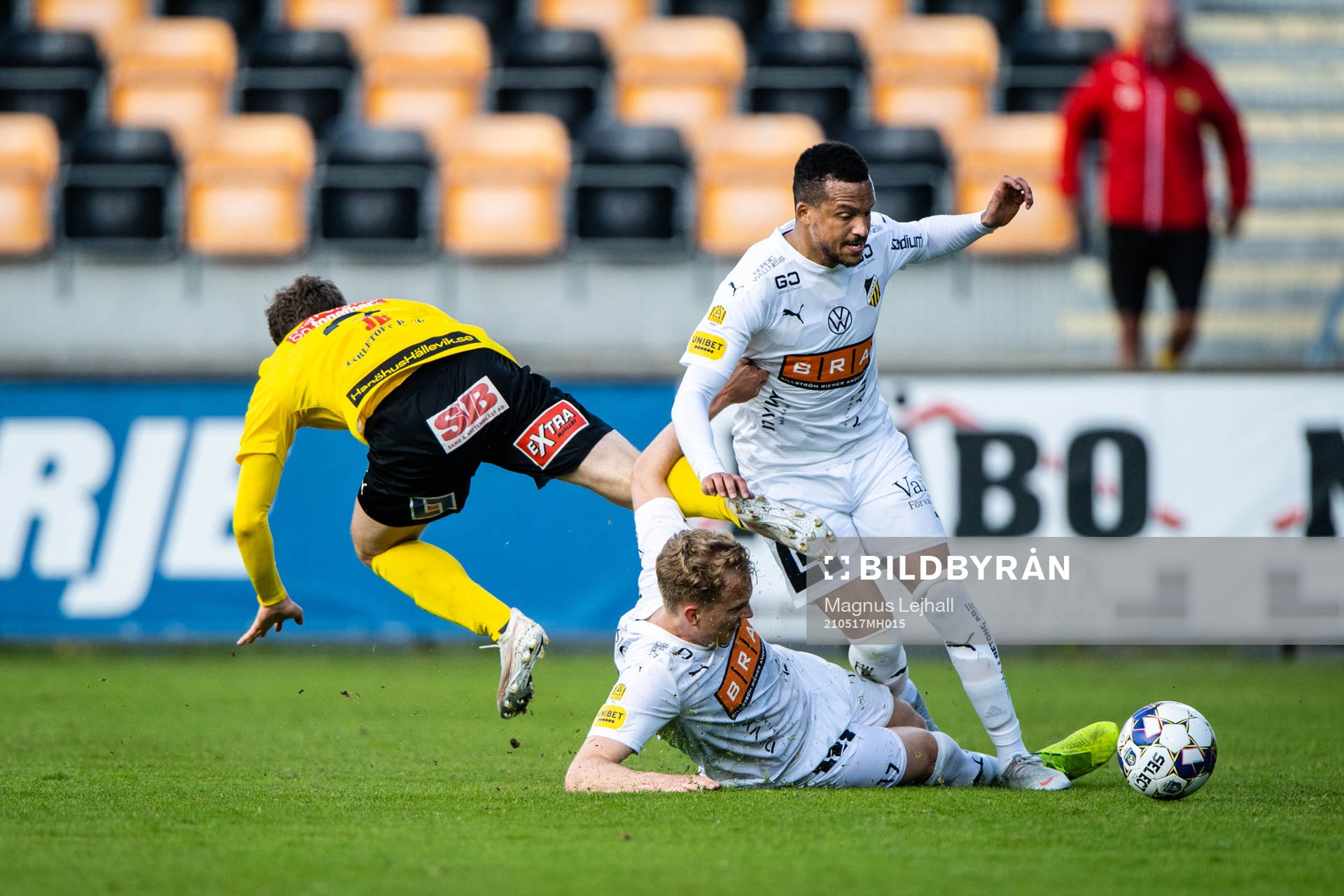 Mjällbys Joel Nilsson och Häckens Martin Olsson