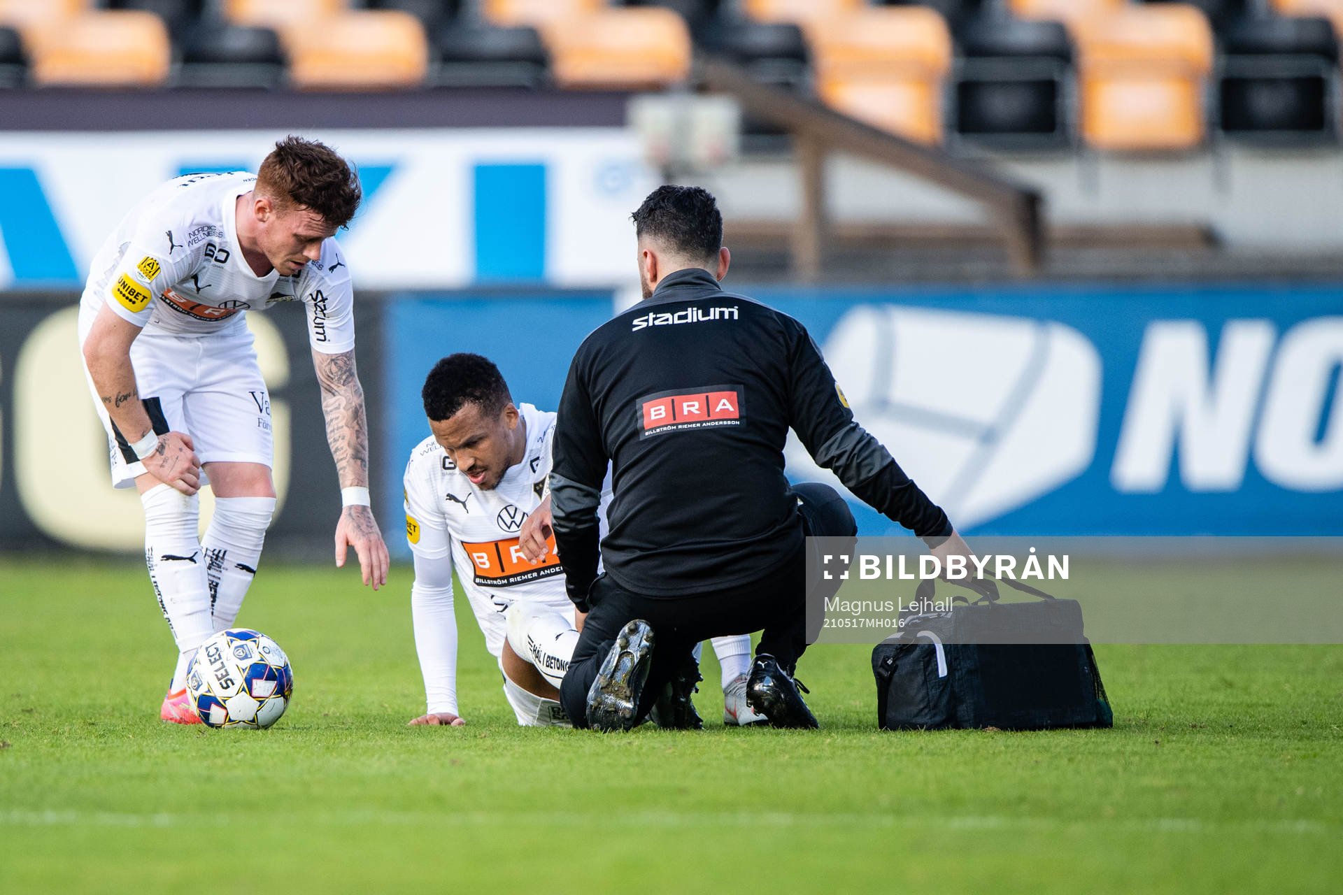 Häckens Martin Olsson har ont och lämnar plan